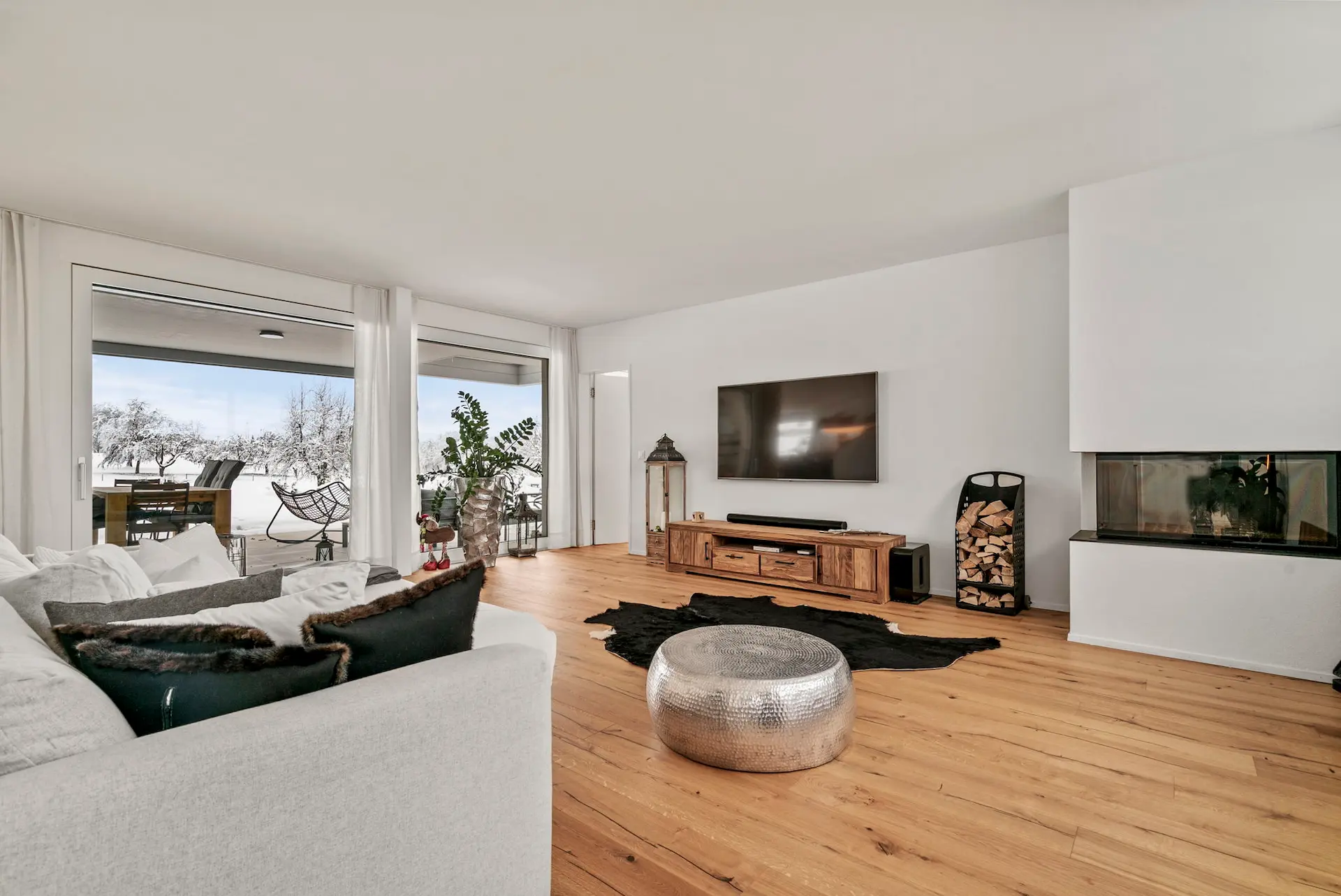 Hochwertiger Wohnbereich mit moderner TV Wand und stilvollem Innenausbau