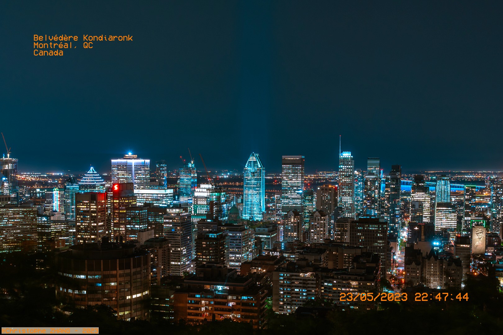 Vue nocturne du centre-ville de Montréal depuis le belvédère Kondiaronk