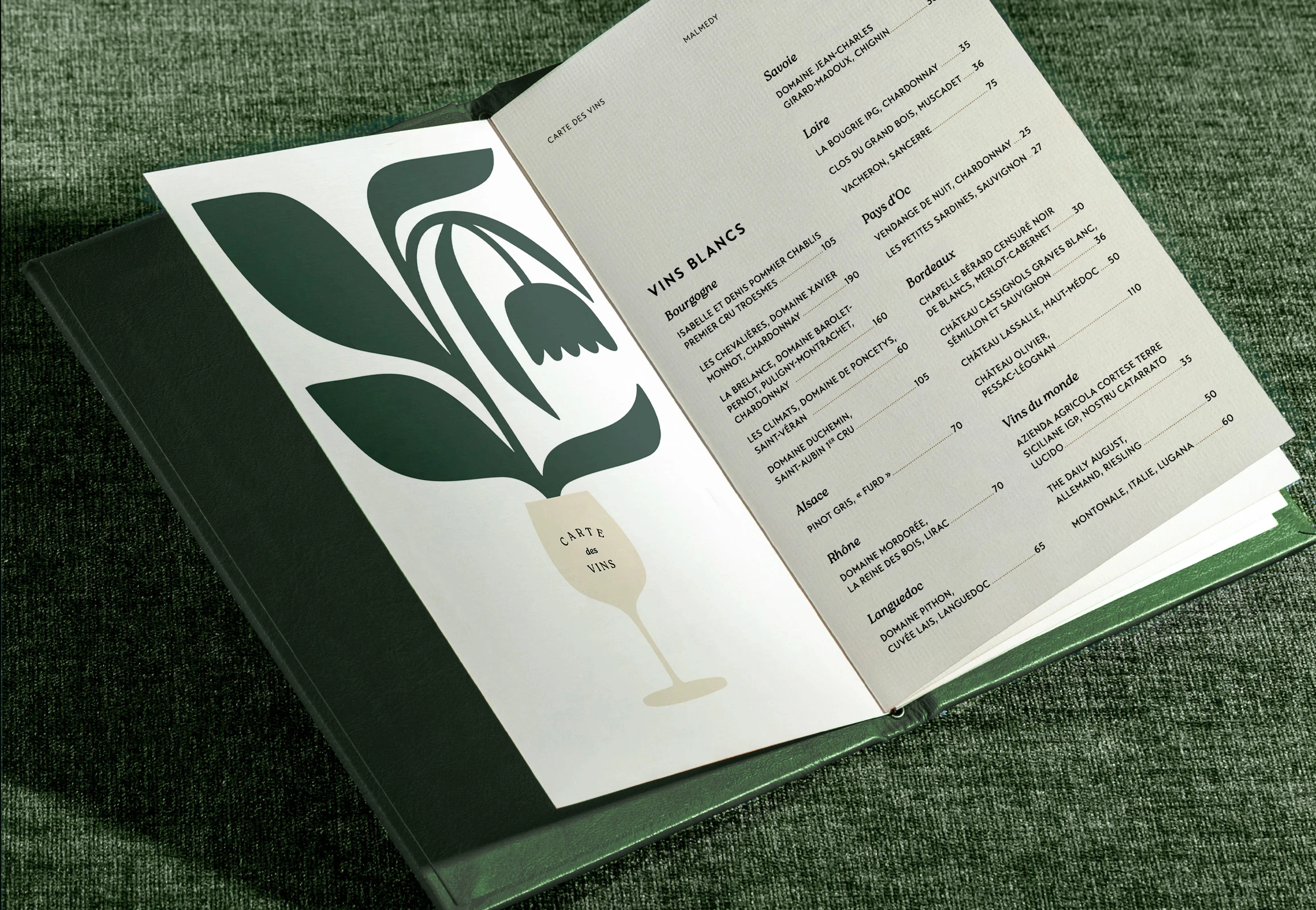 menu A5 du restaurant amer. Mernu en cuir vert avec des pages blanches tenues par un elastique centrale. illustration de fleur dans un verre
