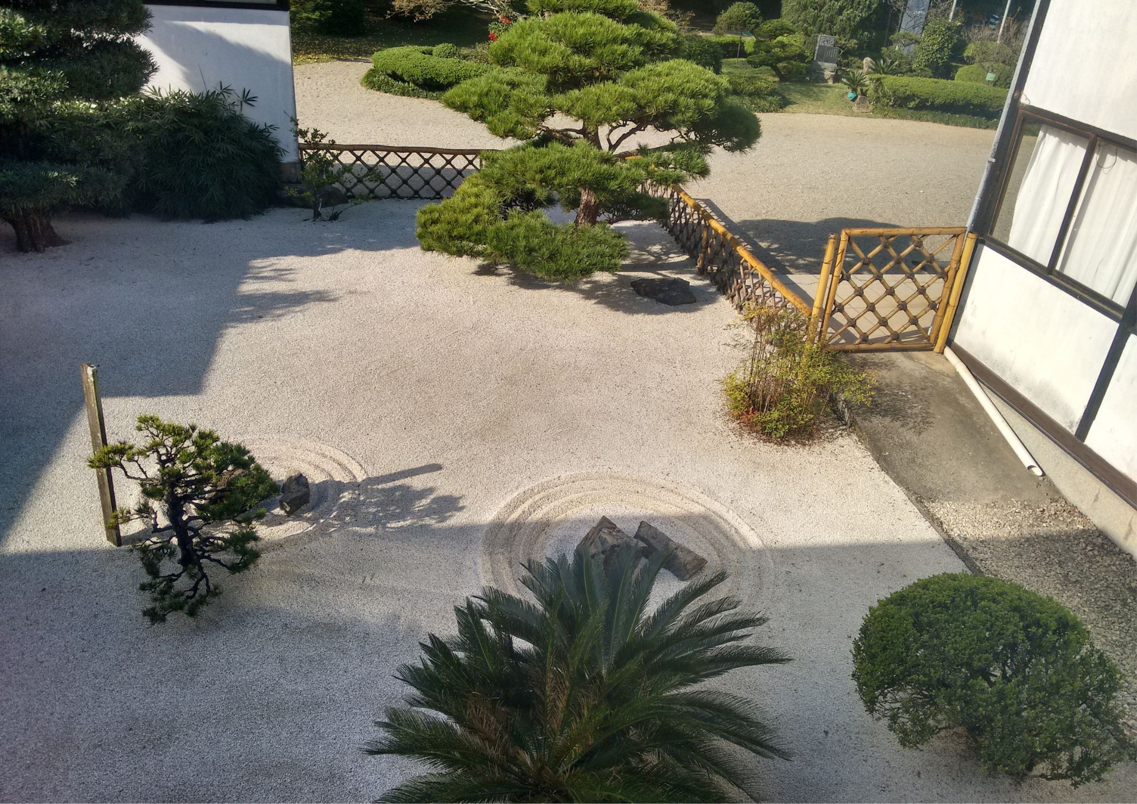 Espacio de meditación con jardín zen y bambú