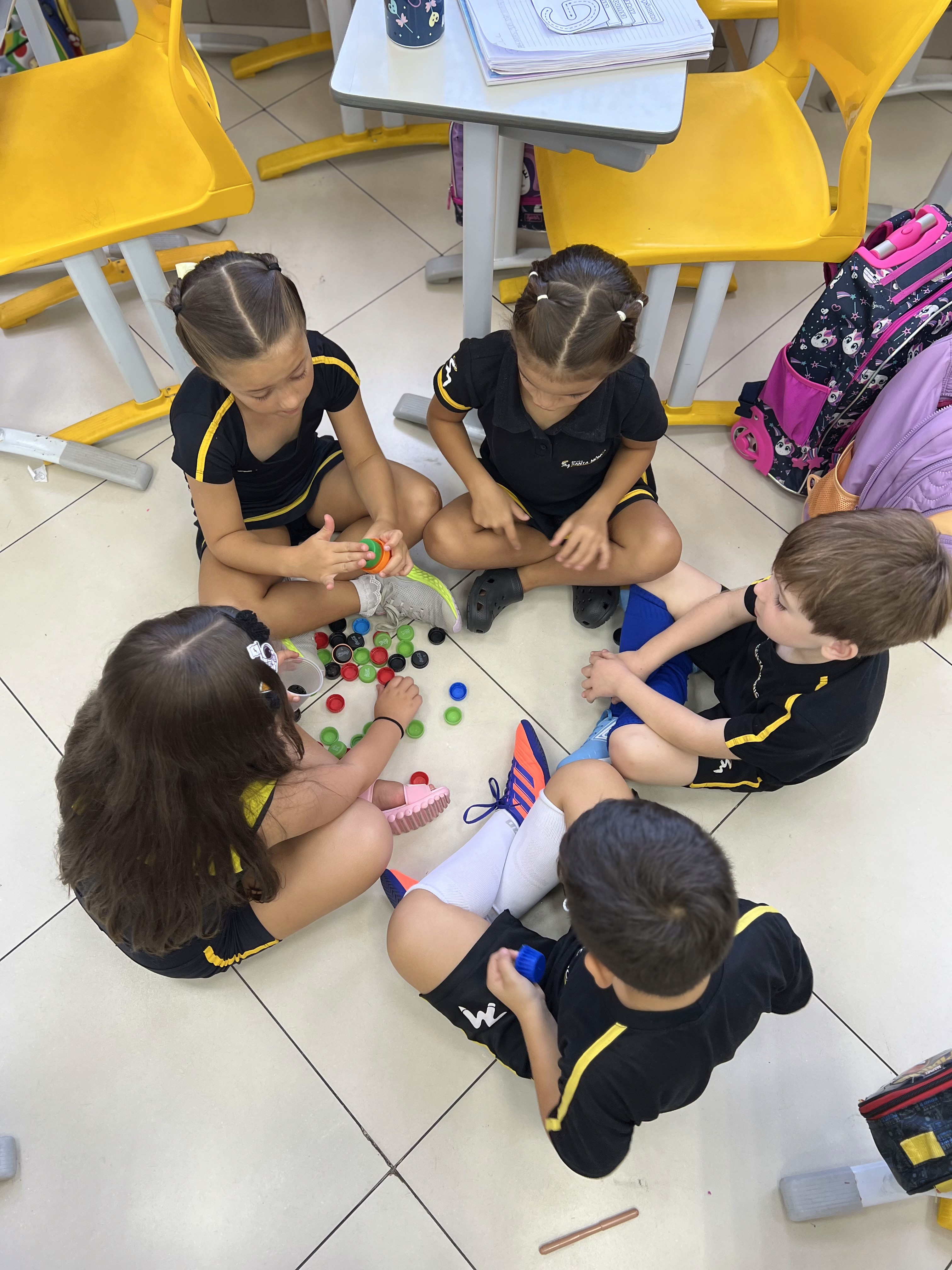 Alunos do Jardim II da Escola Santa Mônica participam de atividade do projeto Astroalfa explorando a letra A.