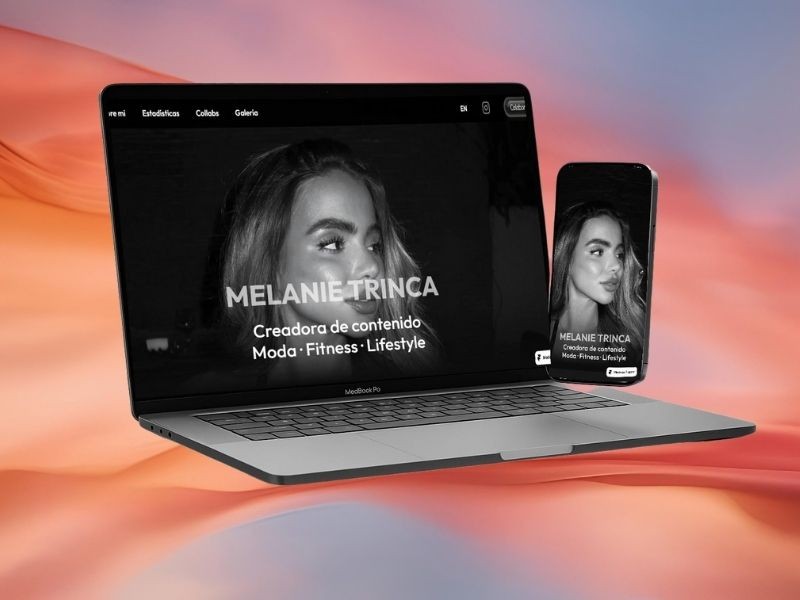 Laptop y iphone mockups sobre rejilla negra mostrando web de Melanie Trinca