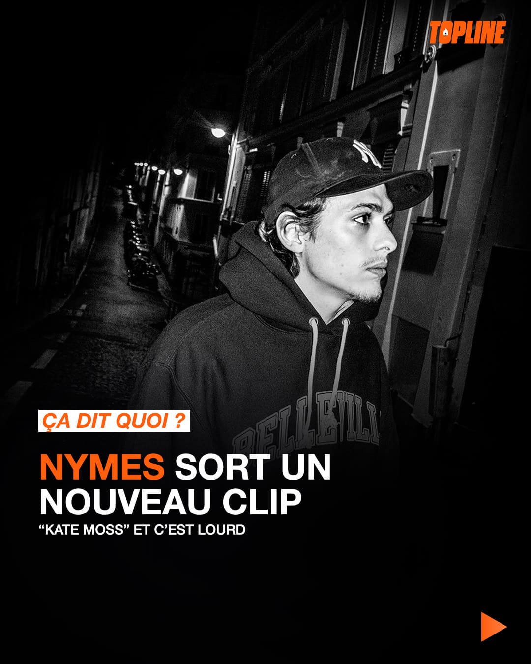 Exemple de post pour les réseaux sociaux du média TopLine, titré 'ÇA DIT QUOI ?' sur le thème de l'actualité musicale. Le visuel met en scène un rappeur, Nymes, en gros plan de profil, portant une casquette et un sweat à capuche, dans une ambiance de rue sombre et urbaine. Le texte met en lumière la sortie de son nouveau clip 'KATE MOSS'. La typographie est blanche et orange, contrastant avec le noir dominant l'arrière-plan et le sujet, créant un style de graphisme digital percutant. Ce post est conçu pour informer l'audience des nouveautés du rap français et des clips marquants, illustrant l'expertise de Nux-Studio en création de contenu d'actualité et direction artistique pour les médias musicaux.