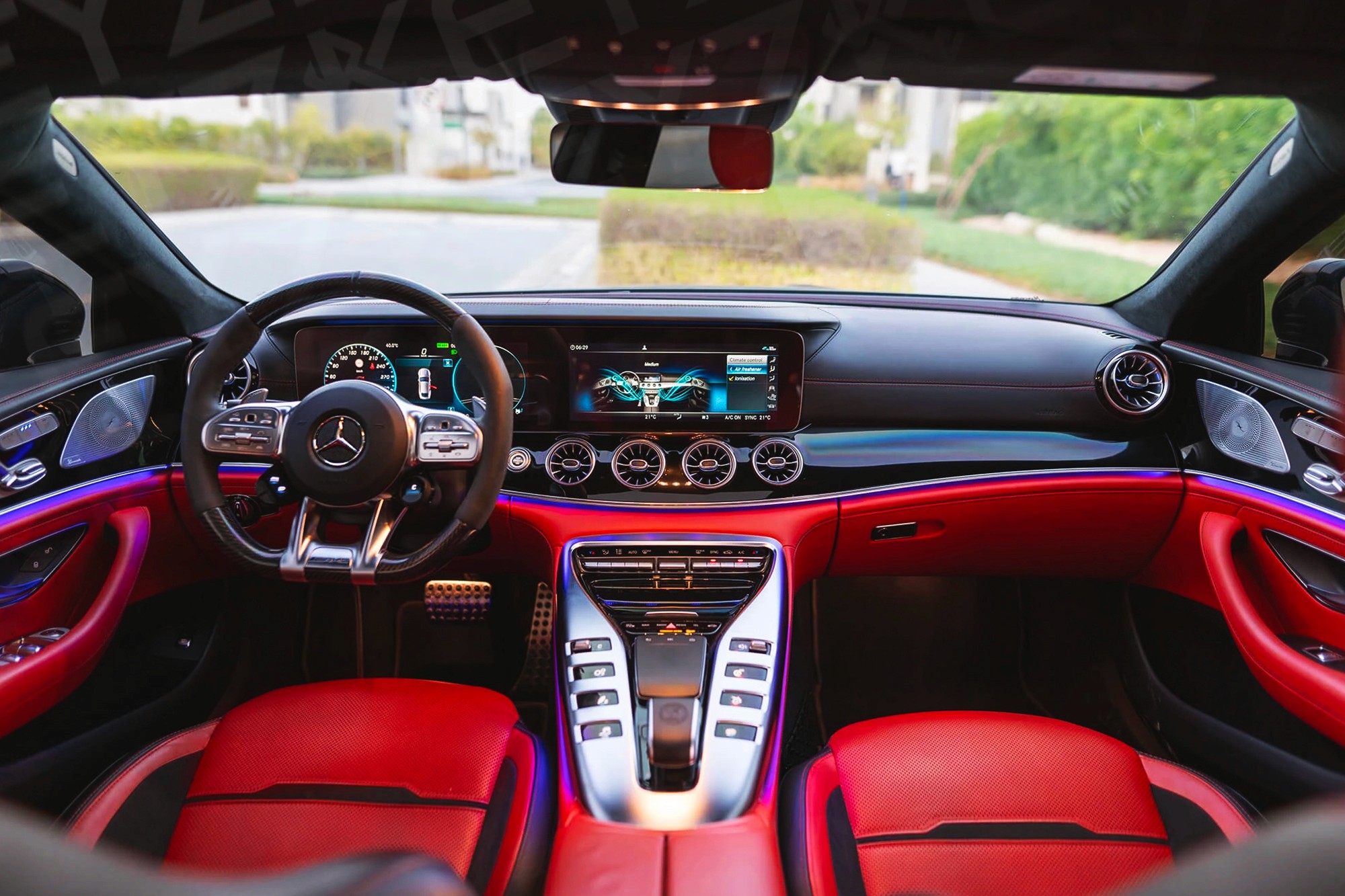 Vue interieur Mercedes GT53 AMG Noir – Location Sportive à Dubaï | Keyz Rent