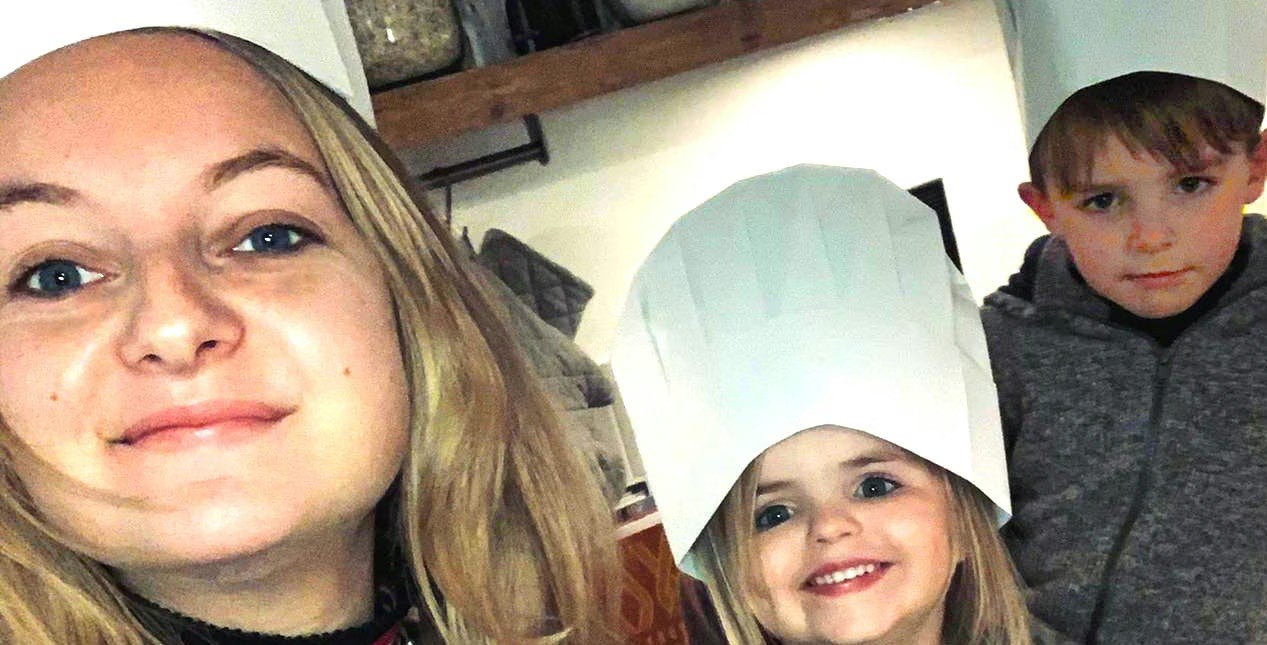 Babysitter Merel makes her own pizzas with the babysitting kids