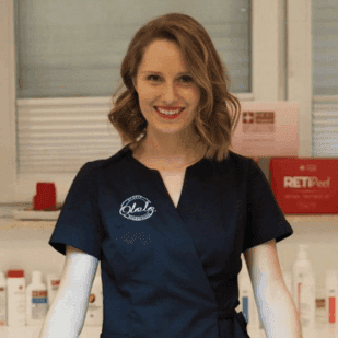 Właścicielka Studio Kosmetycznego Olala w Kozienicach, doświadczona specjalistka w zabiegach pielęgnacyjnych na twarz i ciało, w przyjaznej atmosferze salonu.