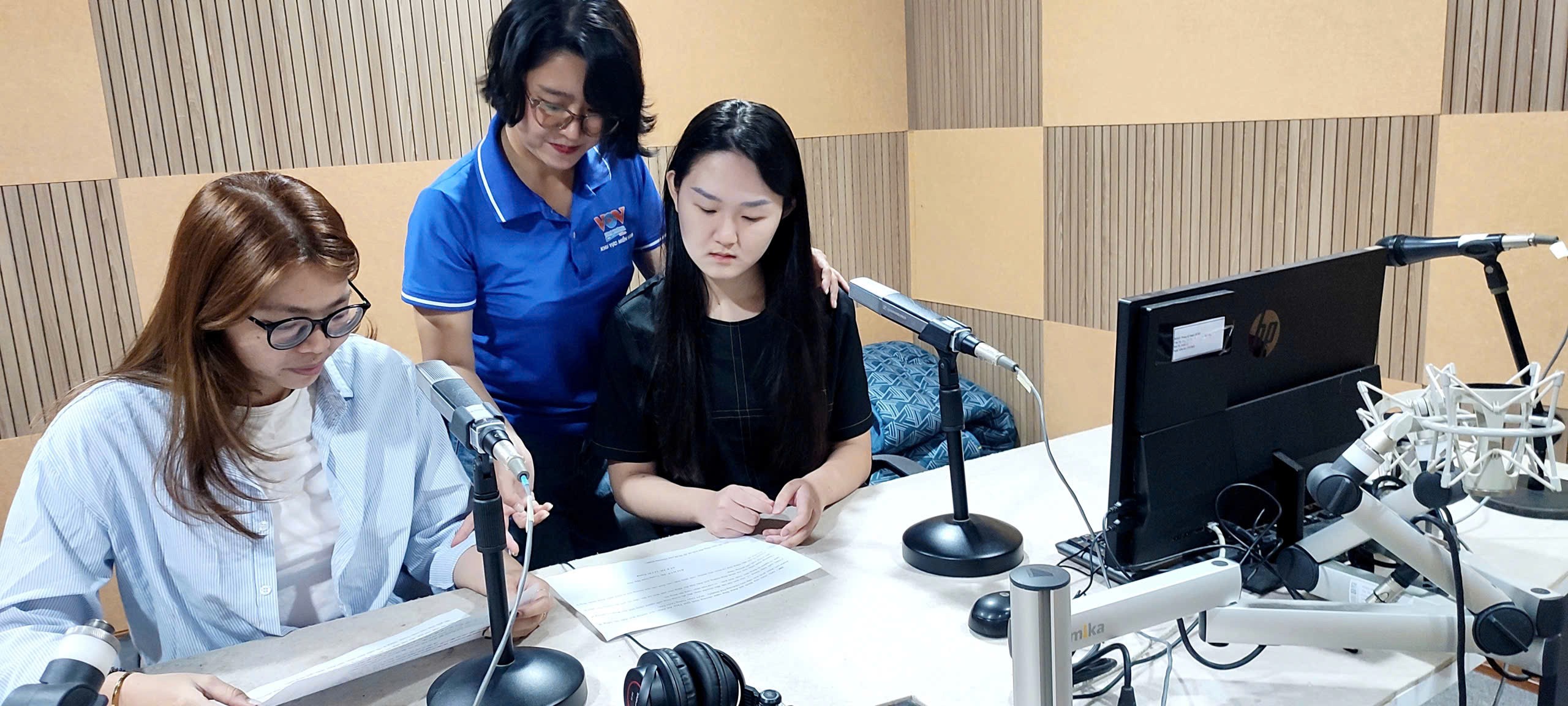 Sinh viên HSU trải nghiệm hậu trường VOV, học làm phát thanh chuyên nghiệp