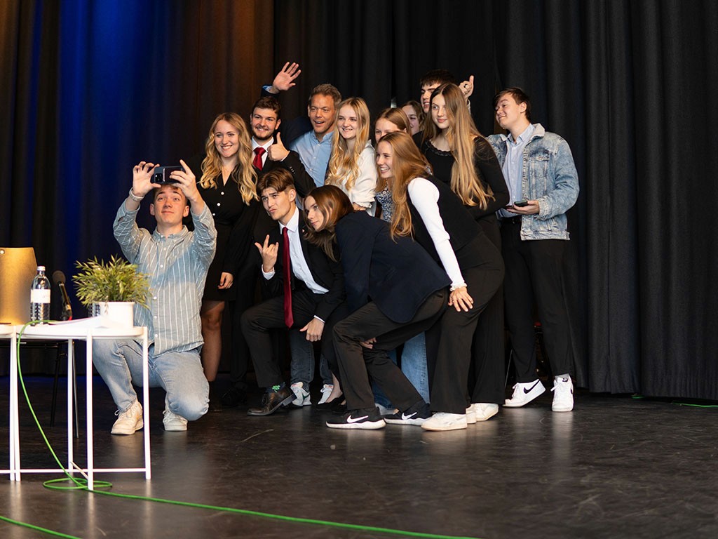 Teilnehmer:innen feiern ihren Auftritt bei der Debattenschmiede mit Selfie auf der Bühne.