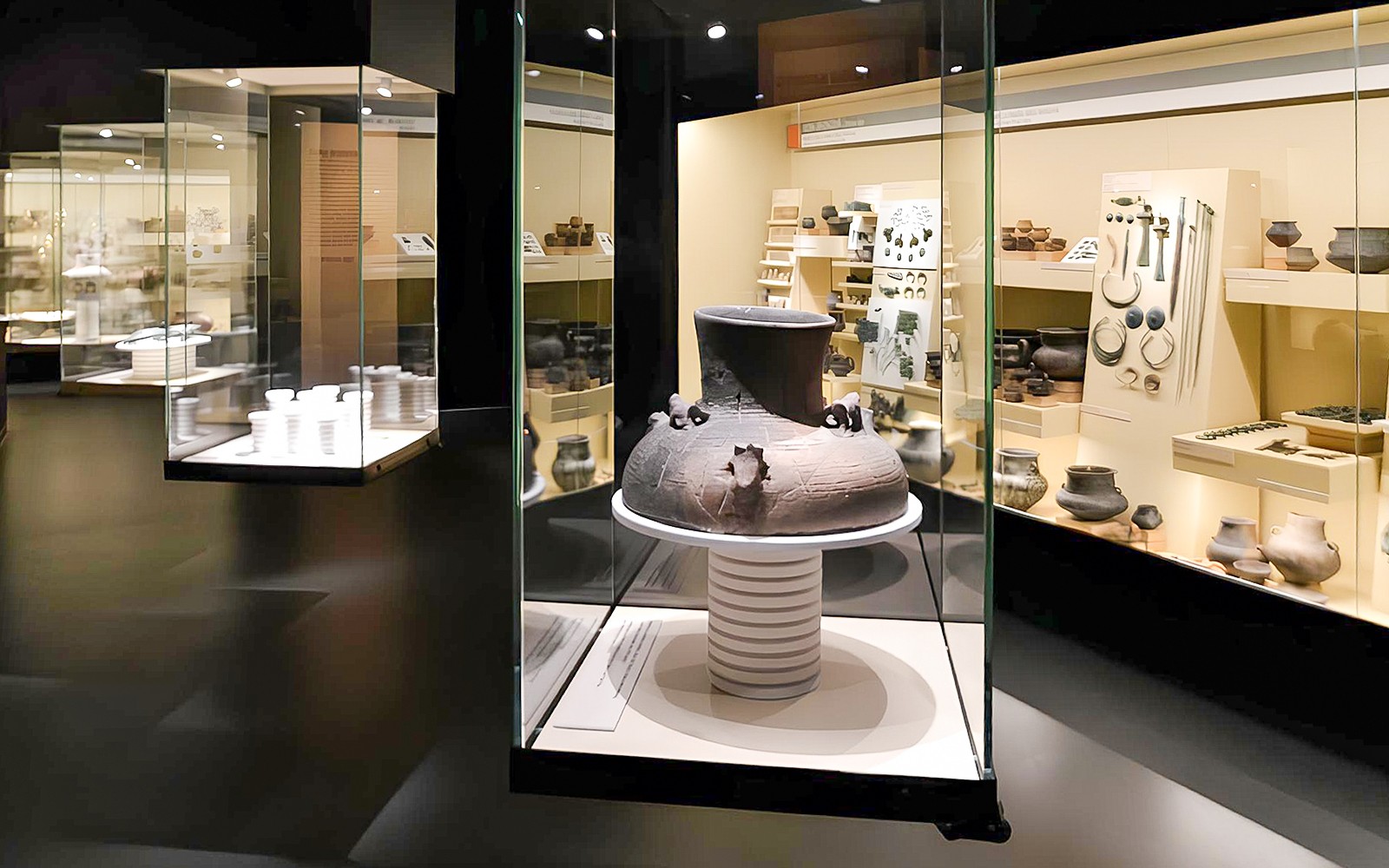 Udstilling af antikt keramik inde i Bratislava Slot museum udstillingen.