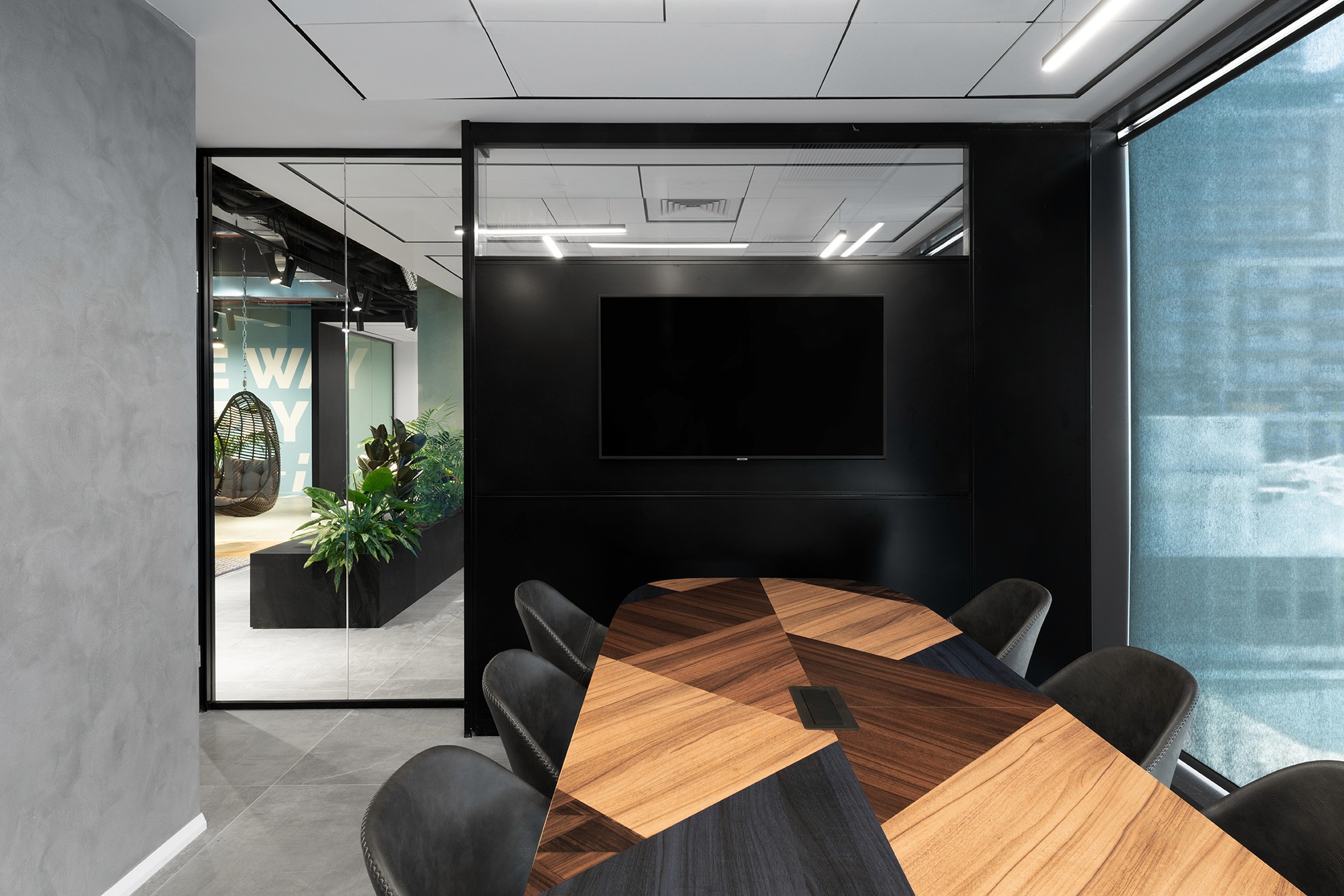 אזור אוכל משרדי עם ישיבה משותפת ותכנון פתוח המשלב אור טבעי ונוף חוץ