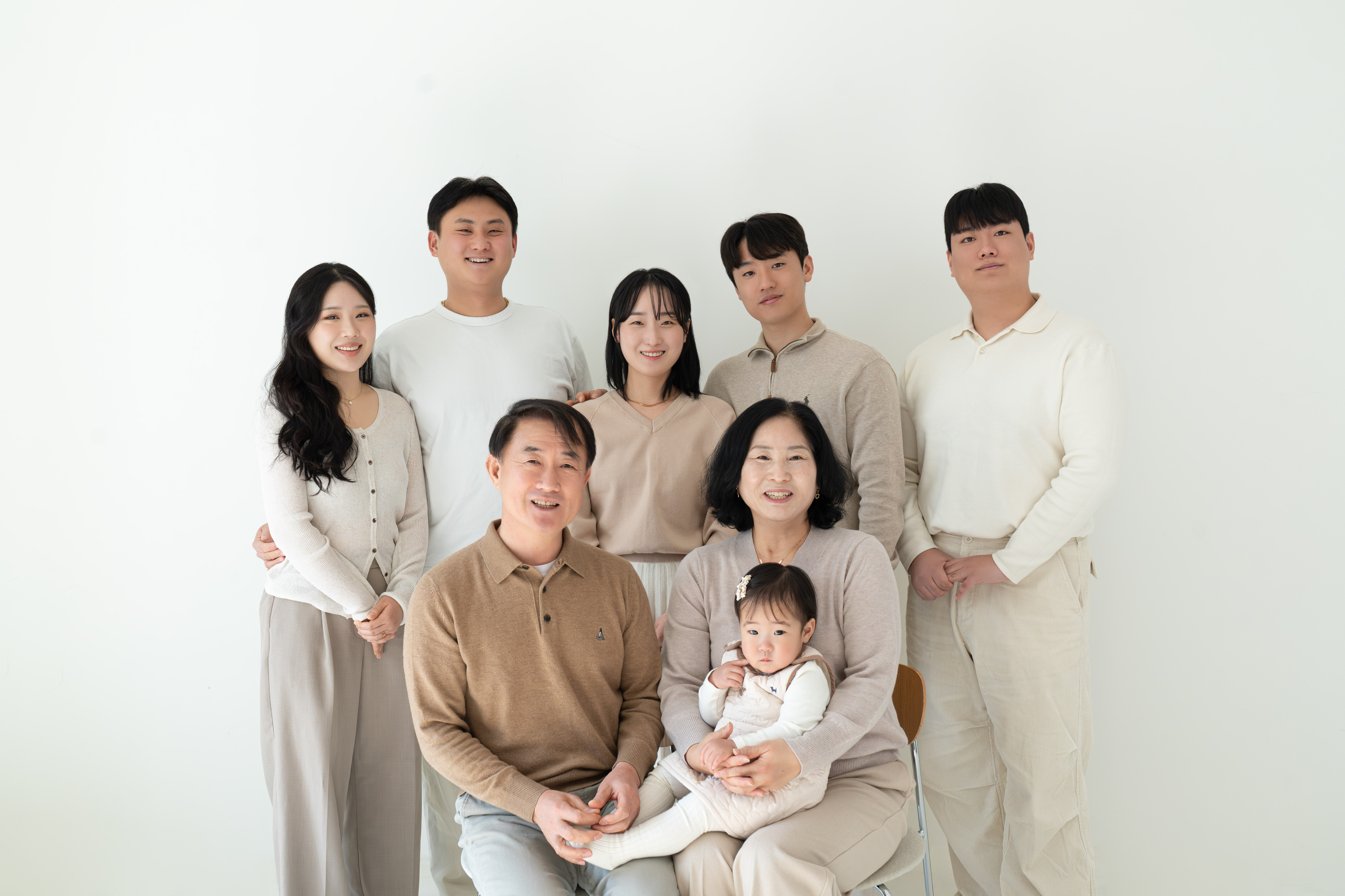 천안 가족사진 촬영 후기 | 스튜디오널이 담아낸 데님·화이트 톤 맞춤과 강아지 동반 스튜디오 가족 화보