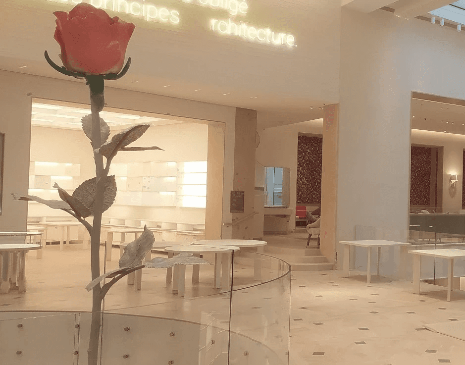 Espace intérieur moderne et minimaliste avec une décoration élégante et des détails en éclairage, mettant en avant la compétence de TCC Especialização en design d'intérieur et architecture contemporaine.