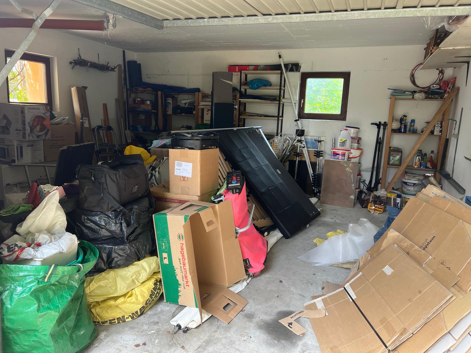 Entrümpelung Freising, ein Kinderzimmer mit hunderten sachen und einem rotem Spielauto mitten drinnen.