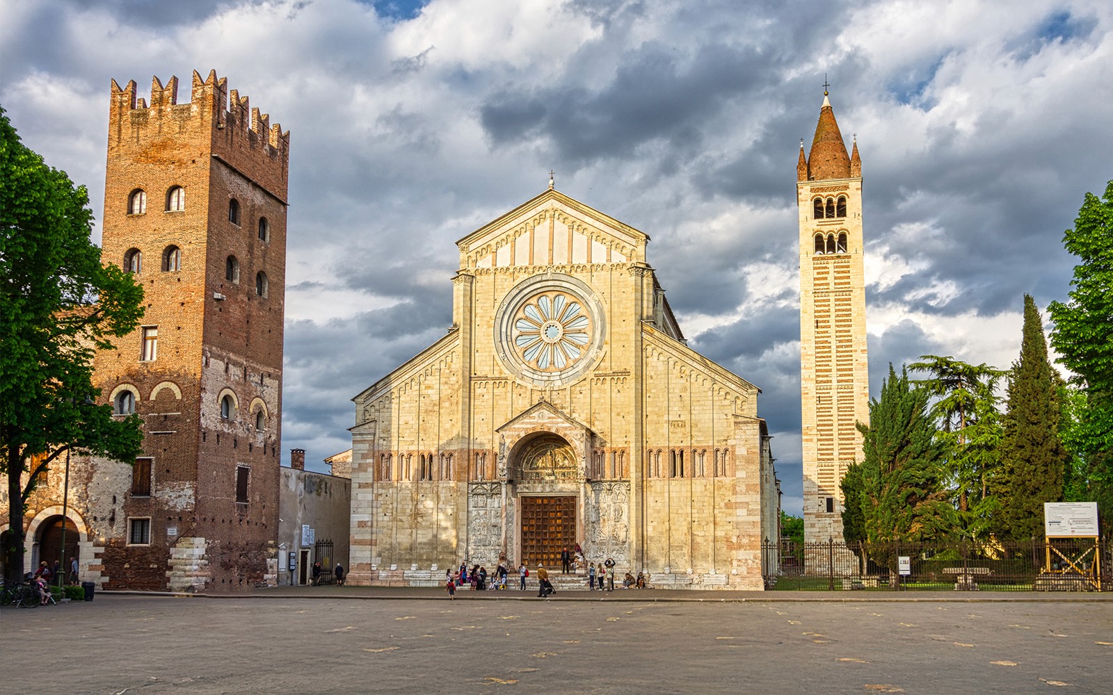 Facade af Basilica di San Zeno Maggiore med klokketårn, Verona, Italien.
