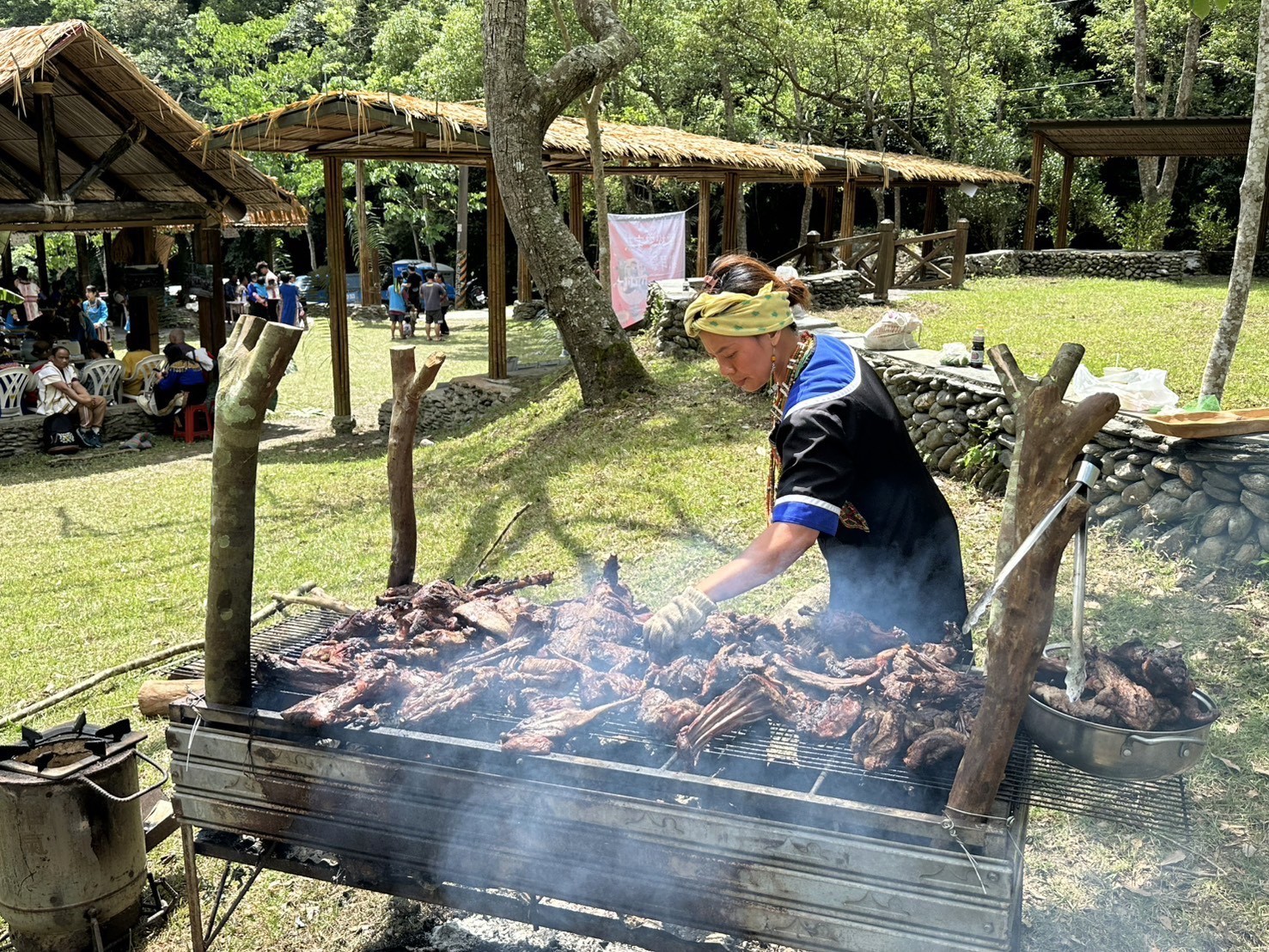 熱帶低氣壓 Low Pressure 台東東河衝浪餐廳 老闆Ibu 於戶外草地上準備碳烤料理