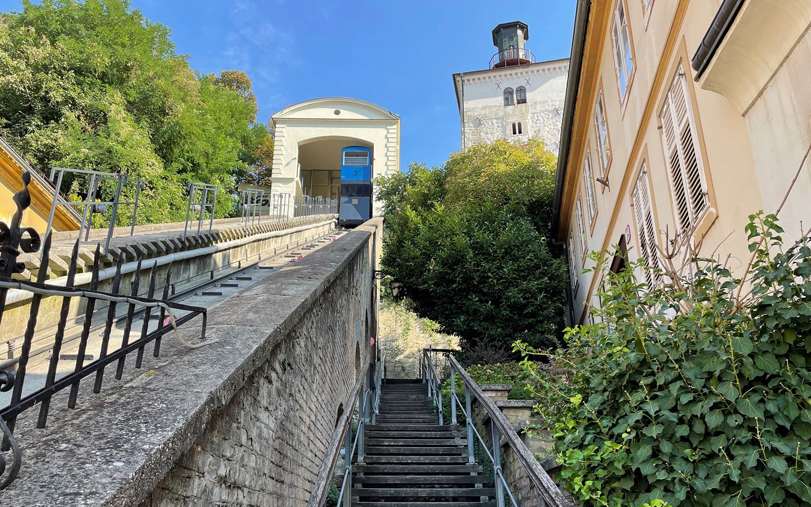 在克羅地亞的薩格勒布，纜車和樓梯，屬於一個小型的帶導遊團。