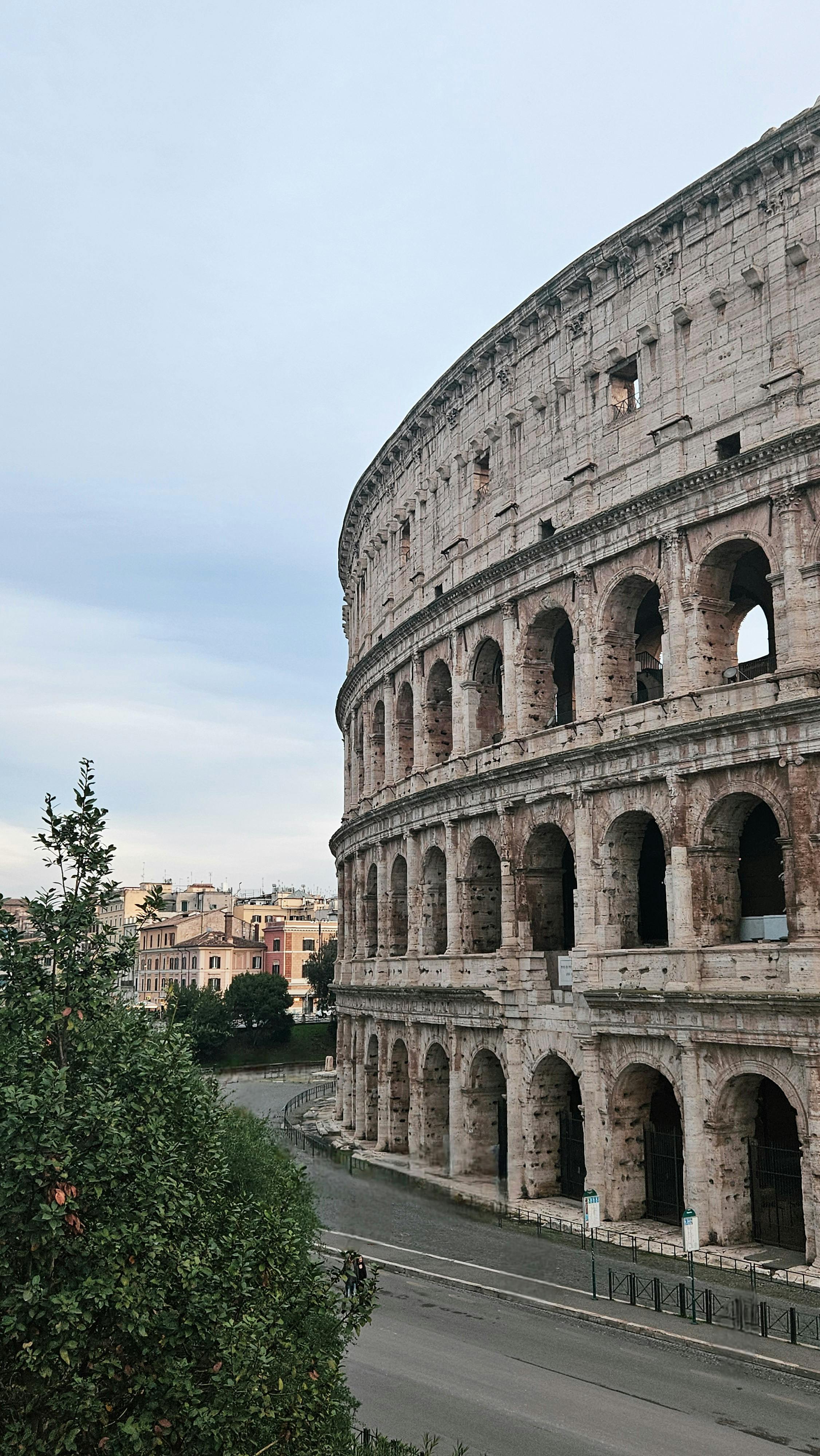 historic-colosseum-amidst-rome's-architecture-under-a-clear-blue-sky. - güliz-güzelgün (pexels)