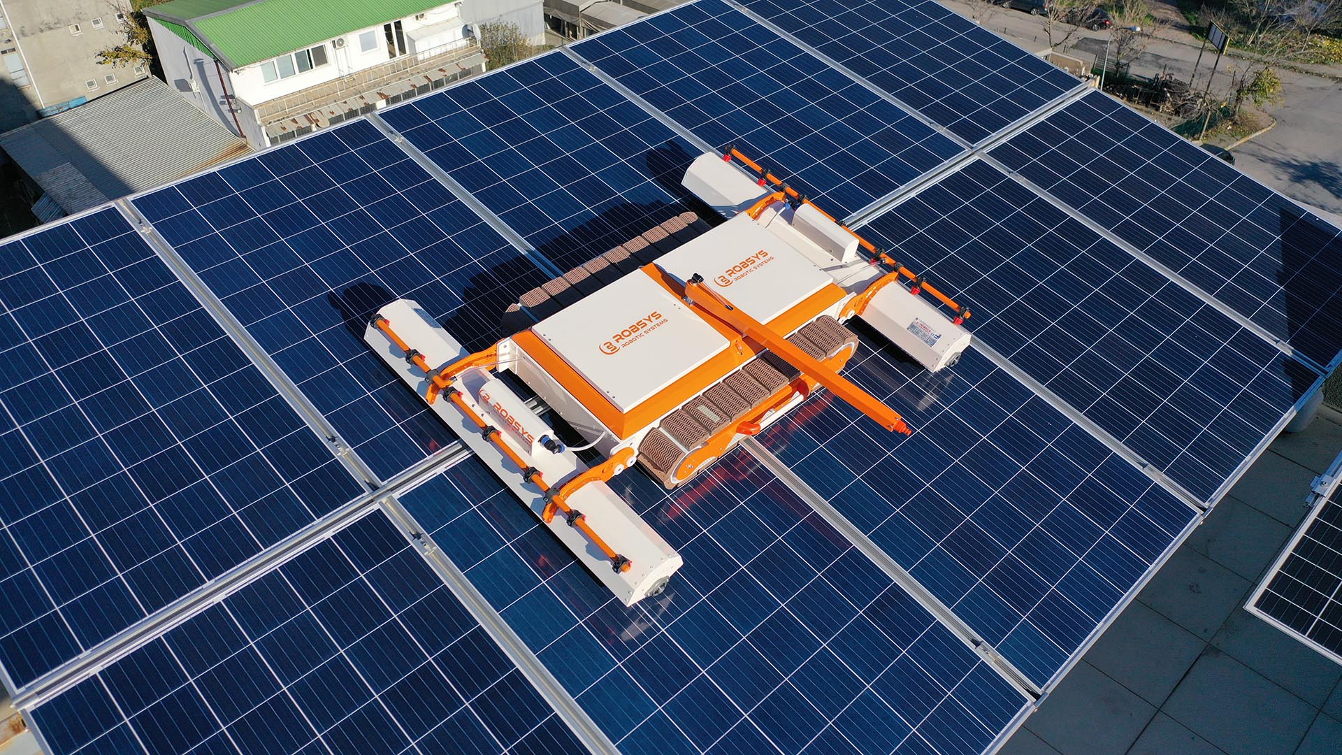 Echipa SpalPanouri curățând panouri fotovoltaice pe acoperiș industrial de hala in Cluj-Napoca