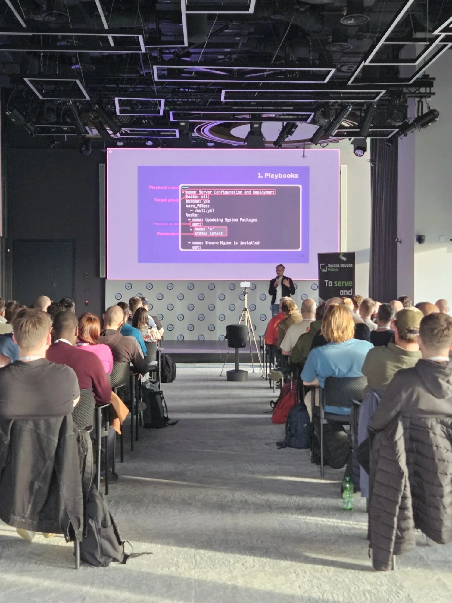 BecomeDevops trainer presenting to an audience at a technical conference