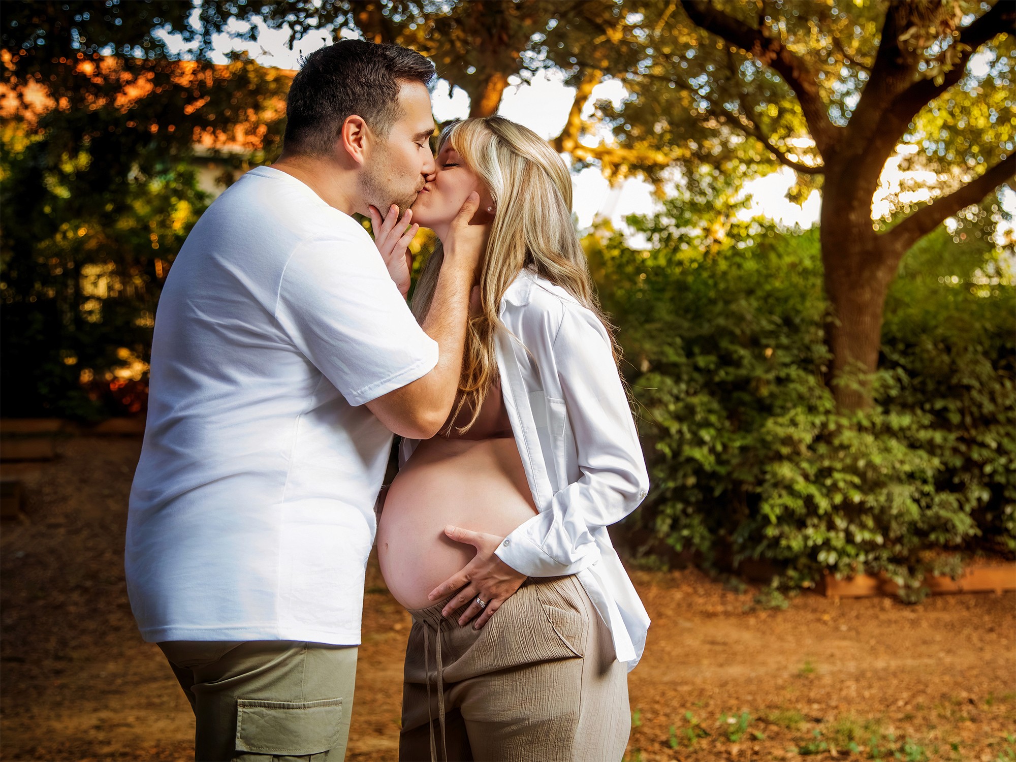 Sesión premamá. Pareja dandose un beso