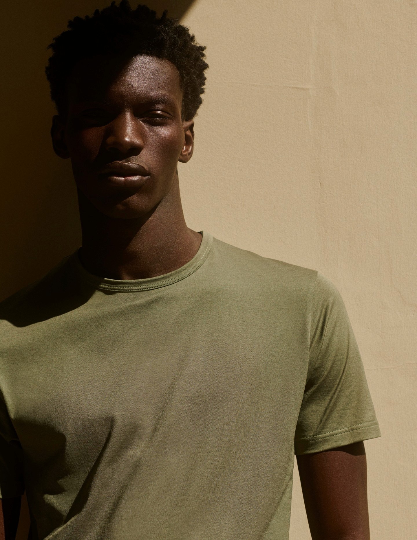 Dans le lookbook Sunspel, un homme porte un t-shirt vert