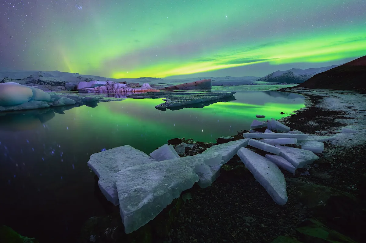 Aurora boreal sobre la laguna glaciar de Yokulsarlon, Islandia.