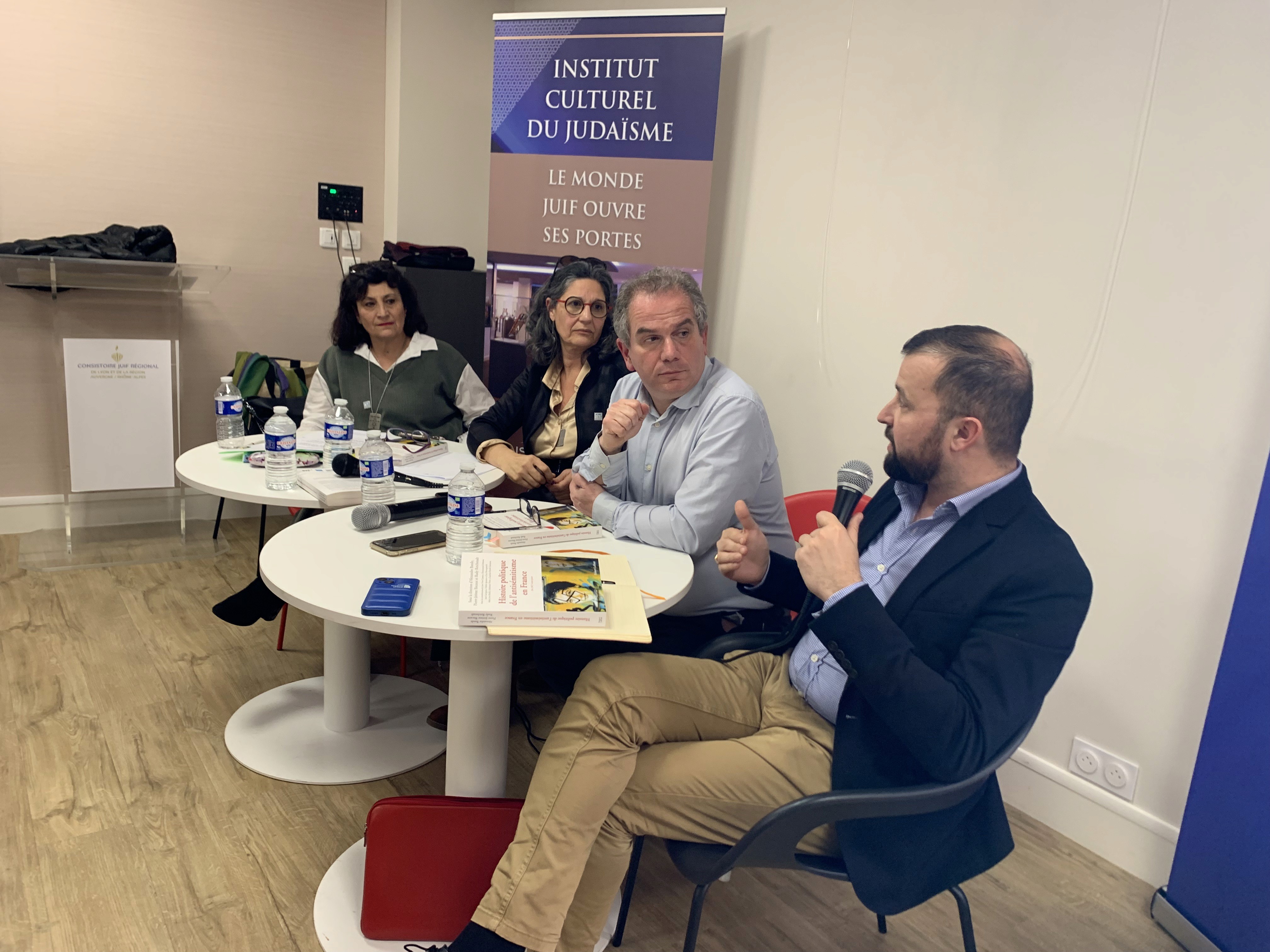 Avec la participation de :   Pierre-Jérôme Biscarat,&nbsp;historien  Stéphane Nivet, historien administrateur de la "Maison d'Izieu"  Valérie Igounet, historienne et politologue  Emmanuel Debono,&nbsp;docteur en histoire de l’IEP de Paris  Laurent David Samama,&nbsp;journaliste