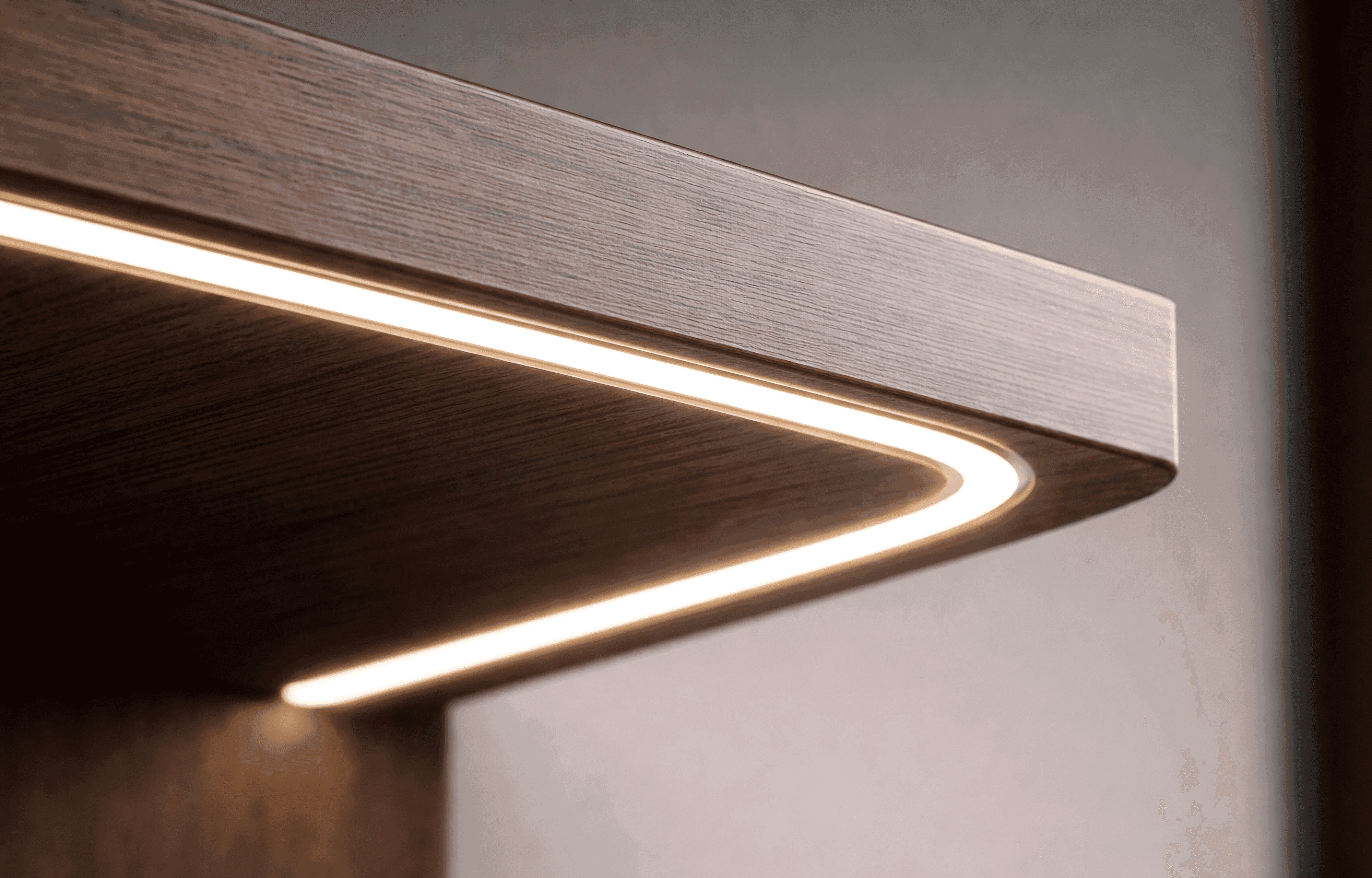 Vertikale Lichtlinie aus 8 mm COB-LED-Band zwischen Holzverkleidung und gepolsterter Platte