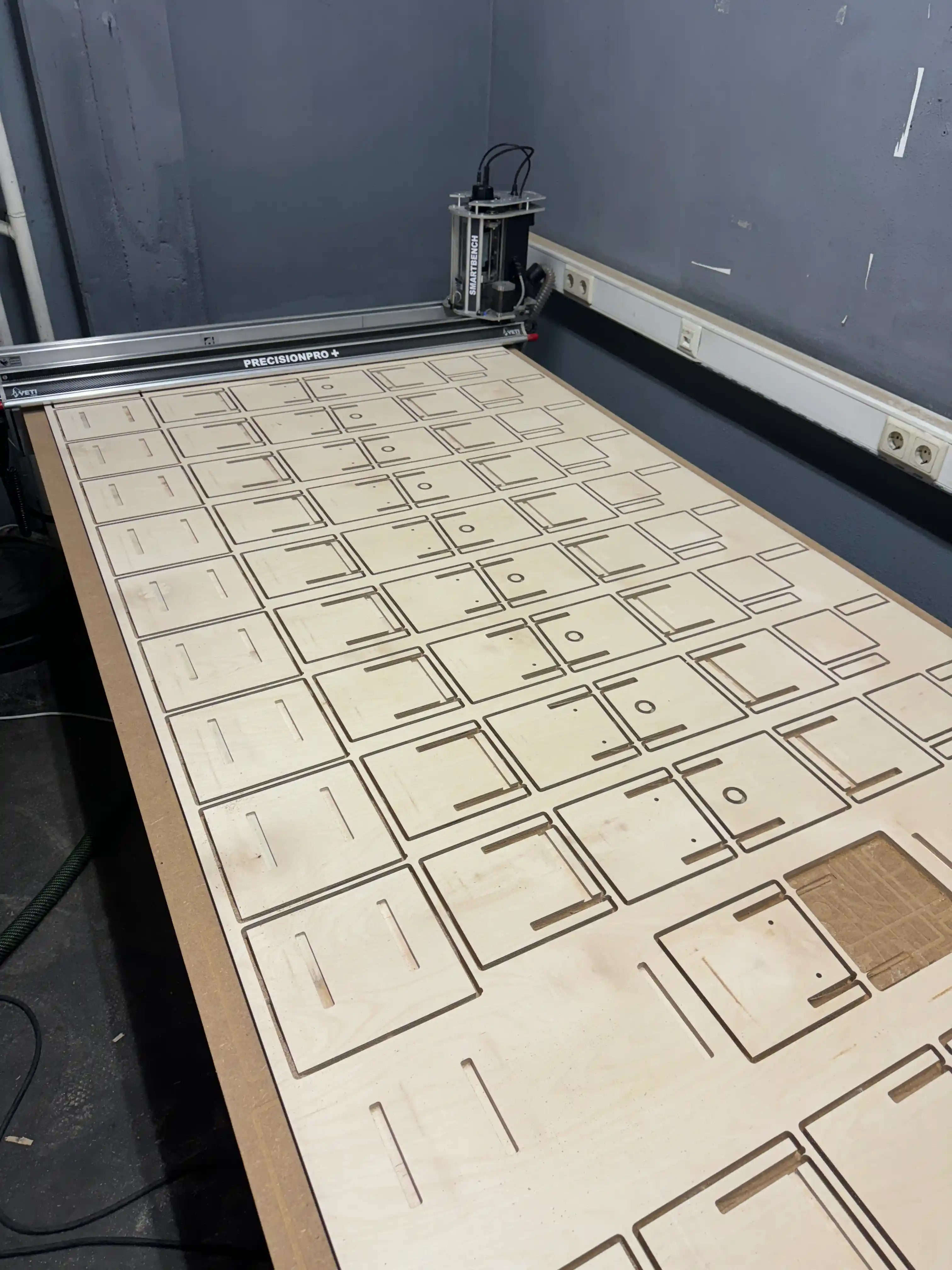 Wellen-Akustiklampe an der Decke montiert, effektive Raumakustik und modernes Design