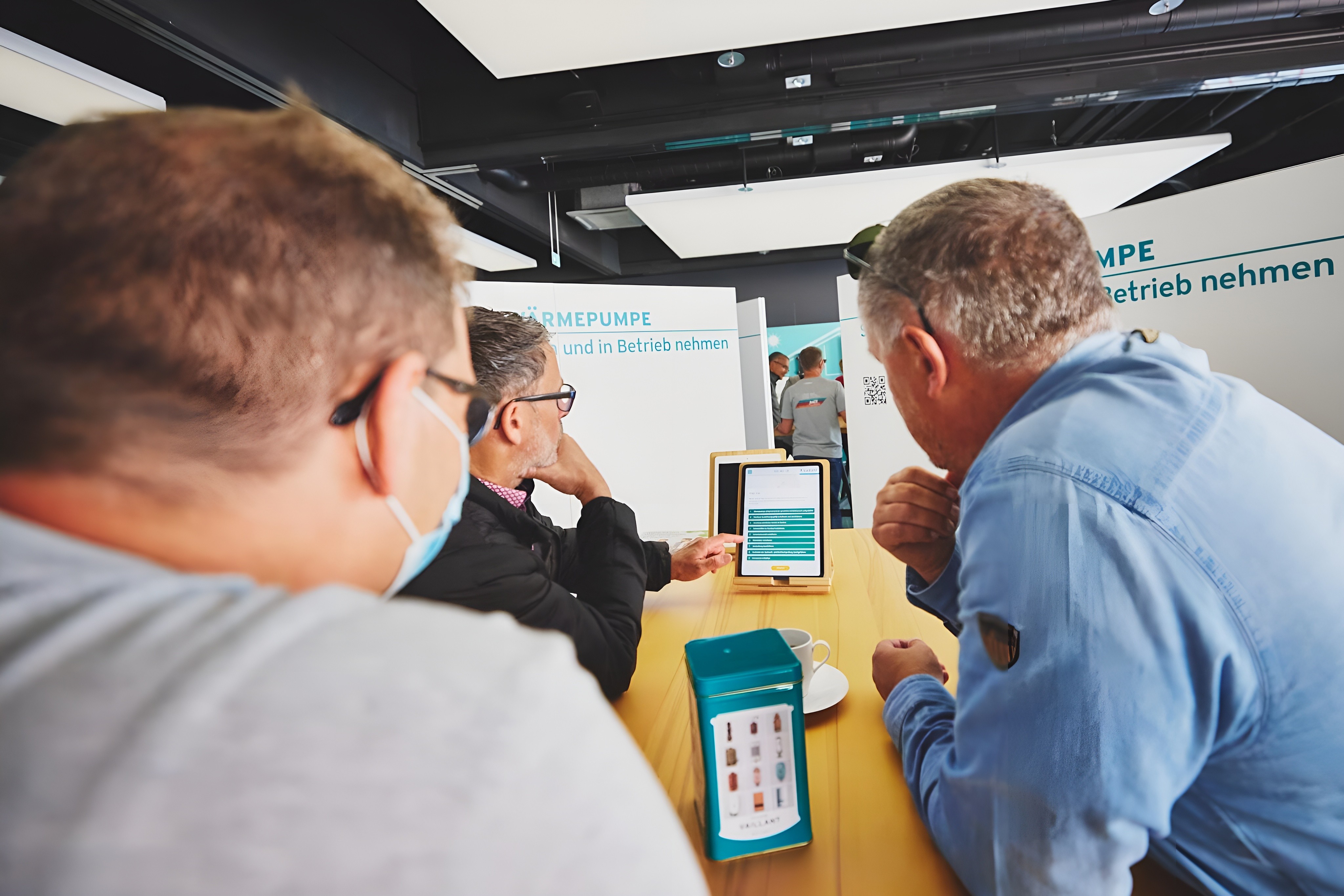Genesis-Geschenkbox im Fokus, mit Business-Gästen im Hintergrund – Branding-Detail bei einer hochwertigen Kundenveranstaltung.