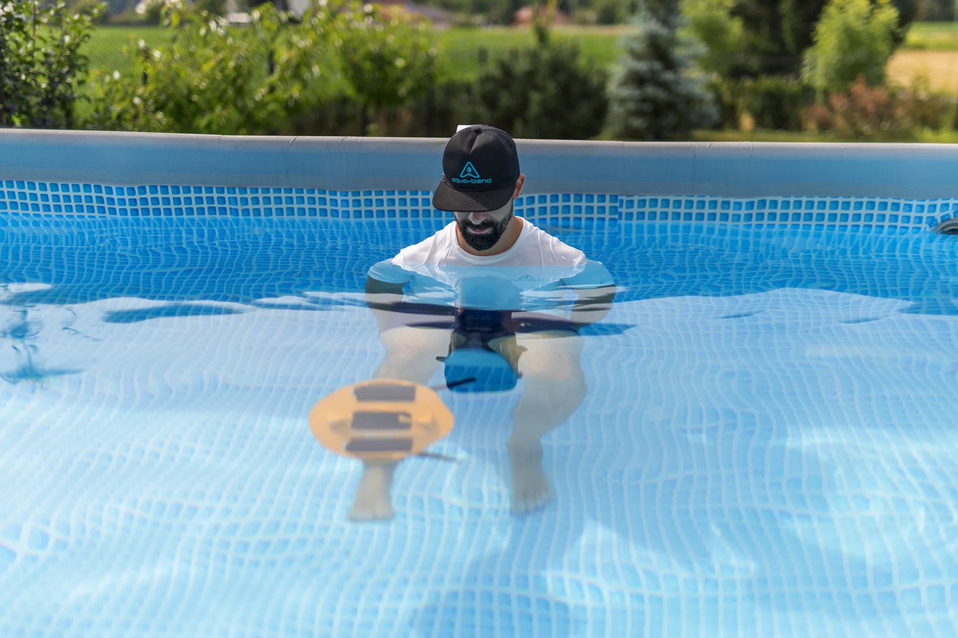 to the leg je pravilno-ne anke- hje to the leg prdolgo? Man seated in pool performing leg curl with Aqua-Bend Kinetic Edition disc strapped to the leg
