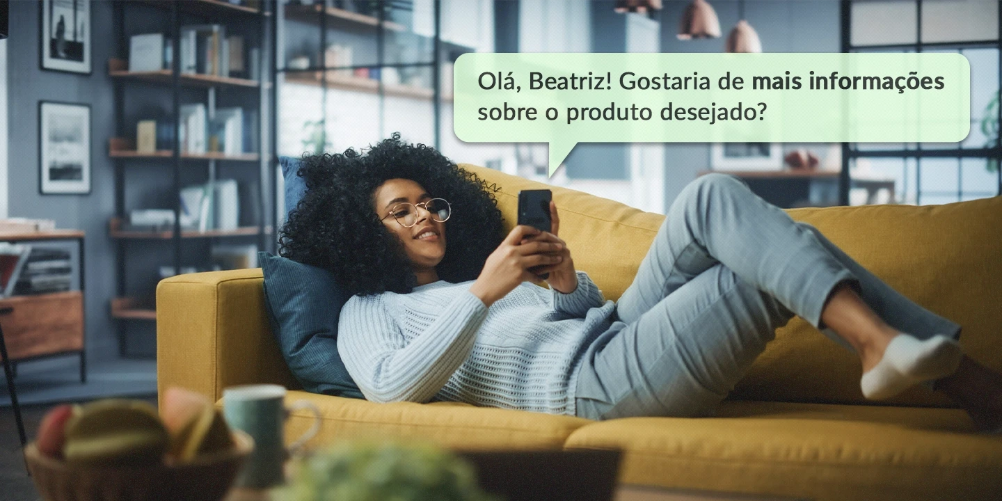 Mulher usando smartphone e recebendo assistência para uma compra via WhatsApp