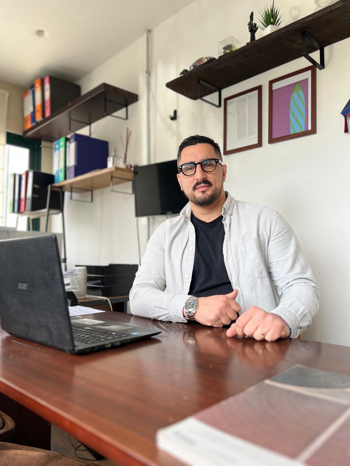 Andrea deramo titolare at edilizia su scrivania in primo piano