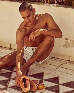 Dans le lookbook de la marque Danoise Another Aspect, le mannequin porte un costume gris et une chemise blanche