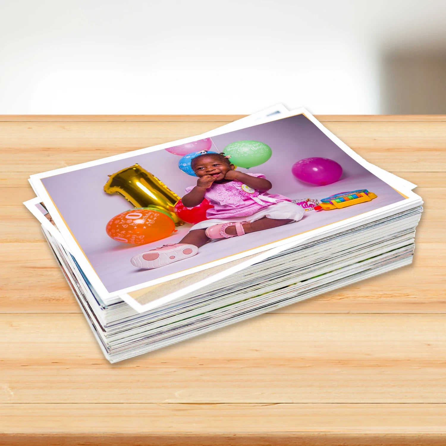 Fotolivro de capa dura no tamanho 21x30cm aberto e fechado em loop.