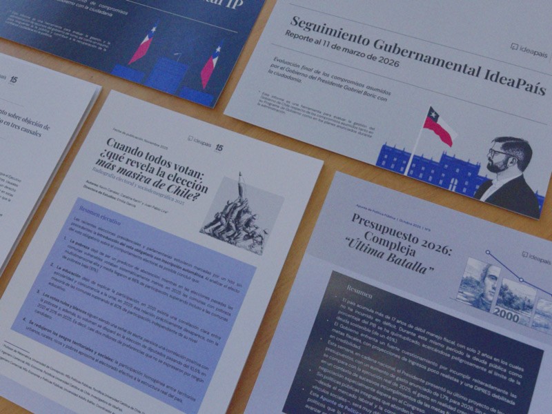 Distintos estudios realizados por IdeaPaís se exponen sobre una mesa.