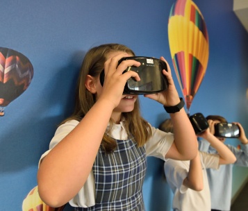 menina usa tecnologia em sala de aula