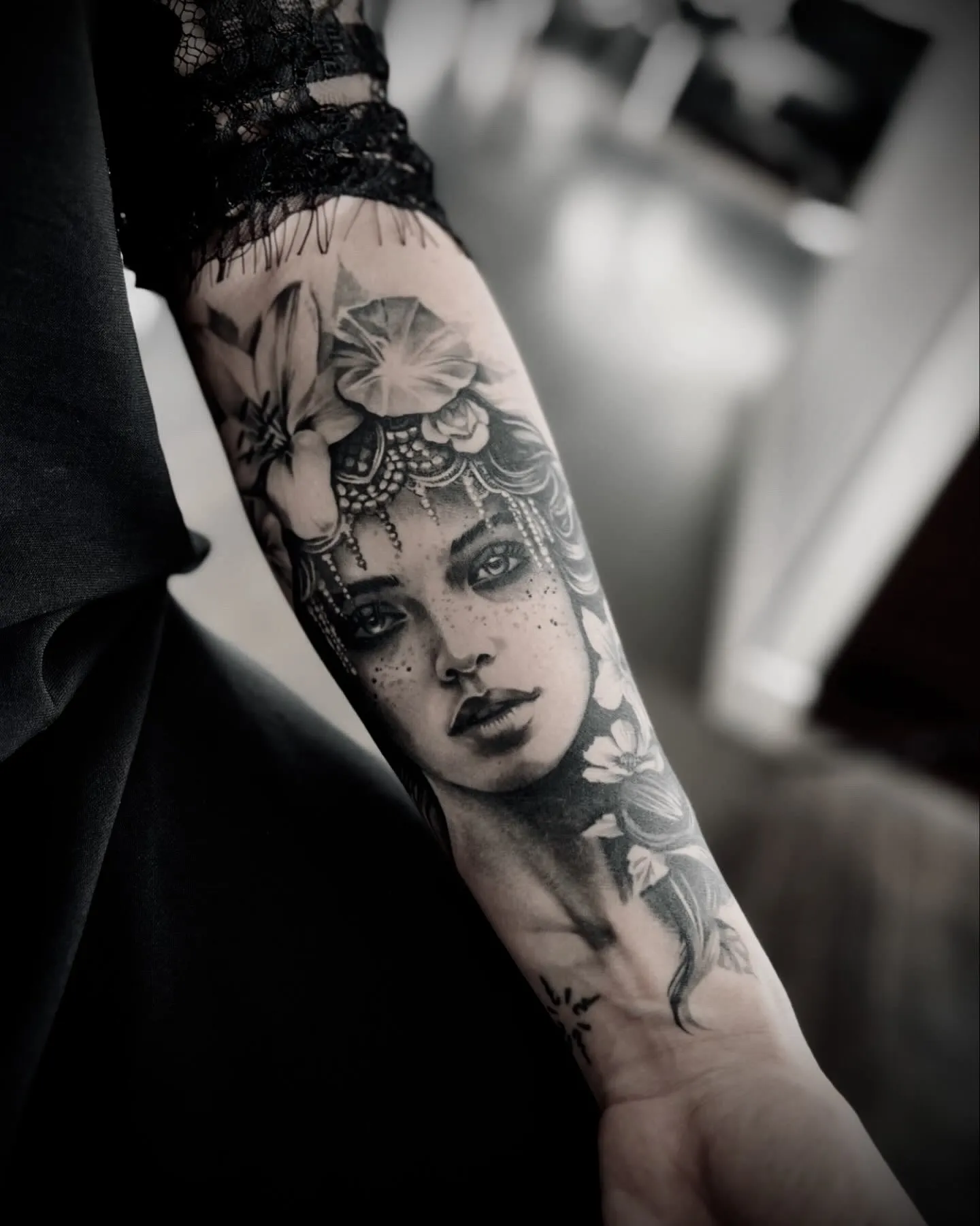 tatouage réaliste d'un portrait de femme avec des fleurs. Réalisé à Rezé dans l'agglomération nantaise