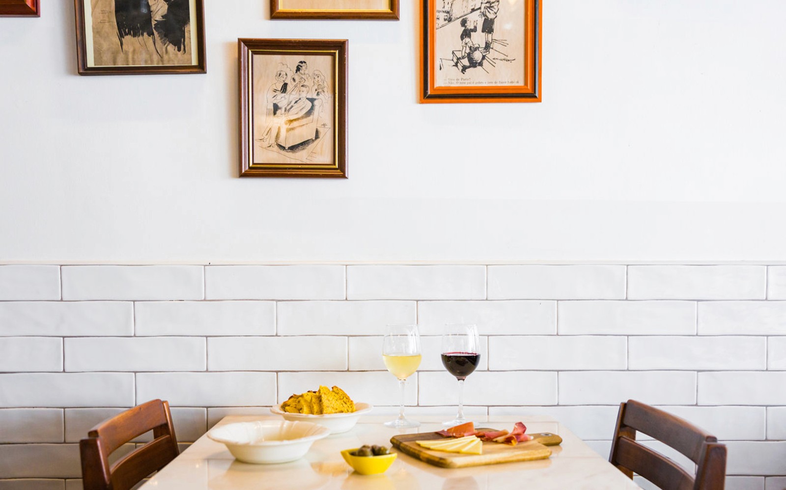 Lissabon cafétafel met wijn, kaas en charcuterie tijdens een begeleide wandeltocht.