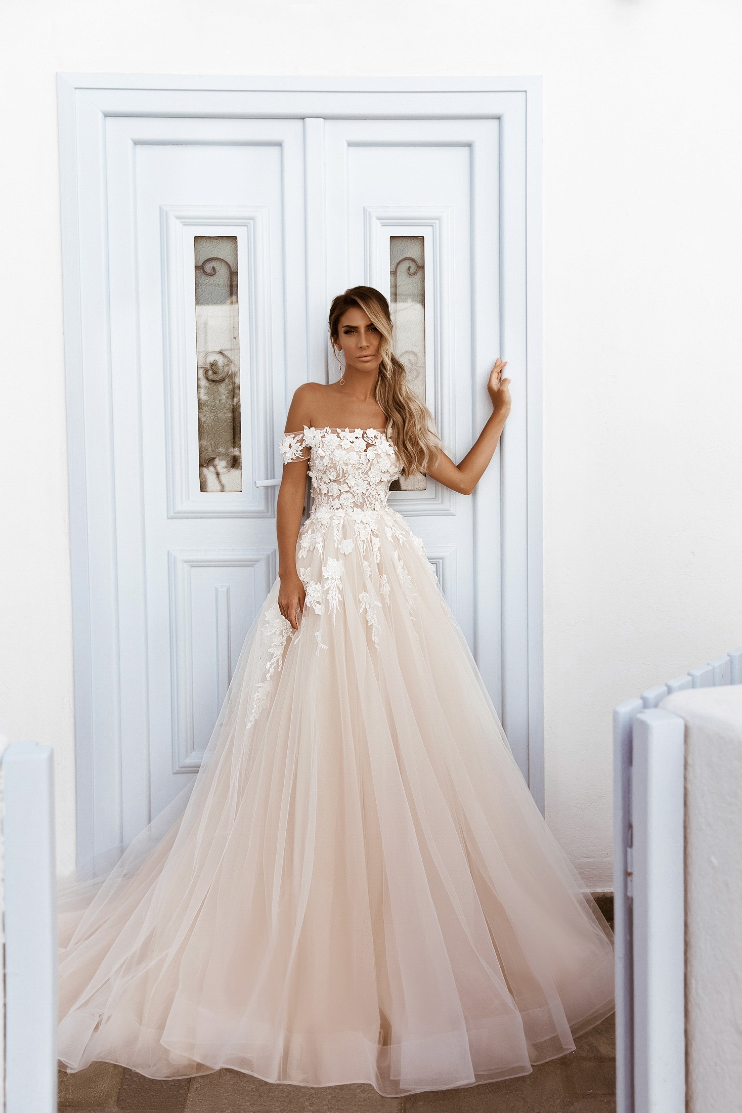 A-Linien Hochzeitskleid mit betonter Schulterpartie