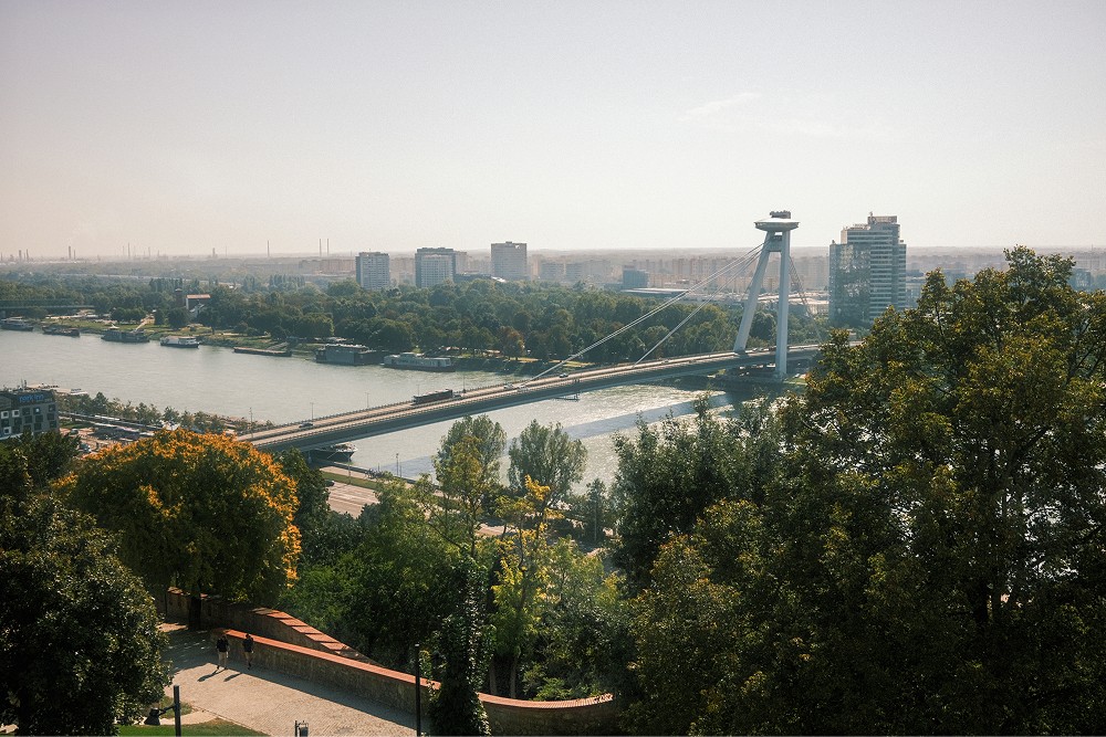 Aussicht über eine Stadt mit Fluss und Brücke.