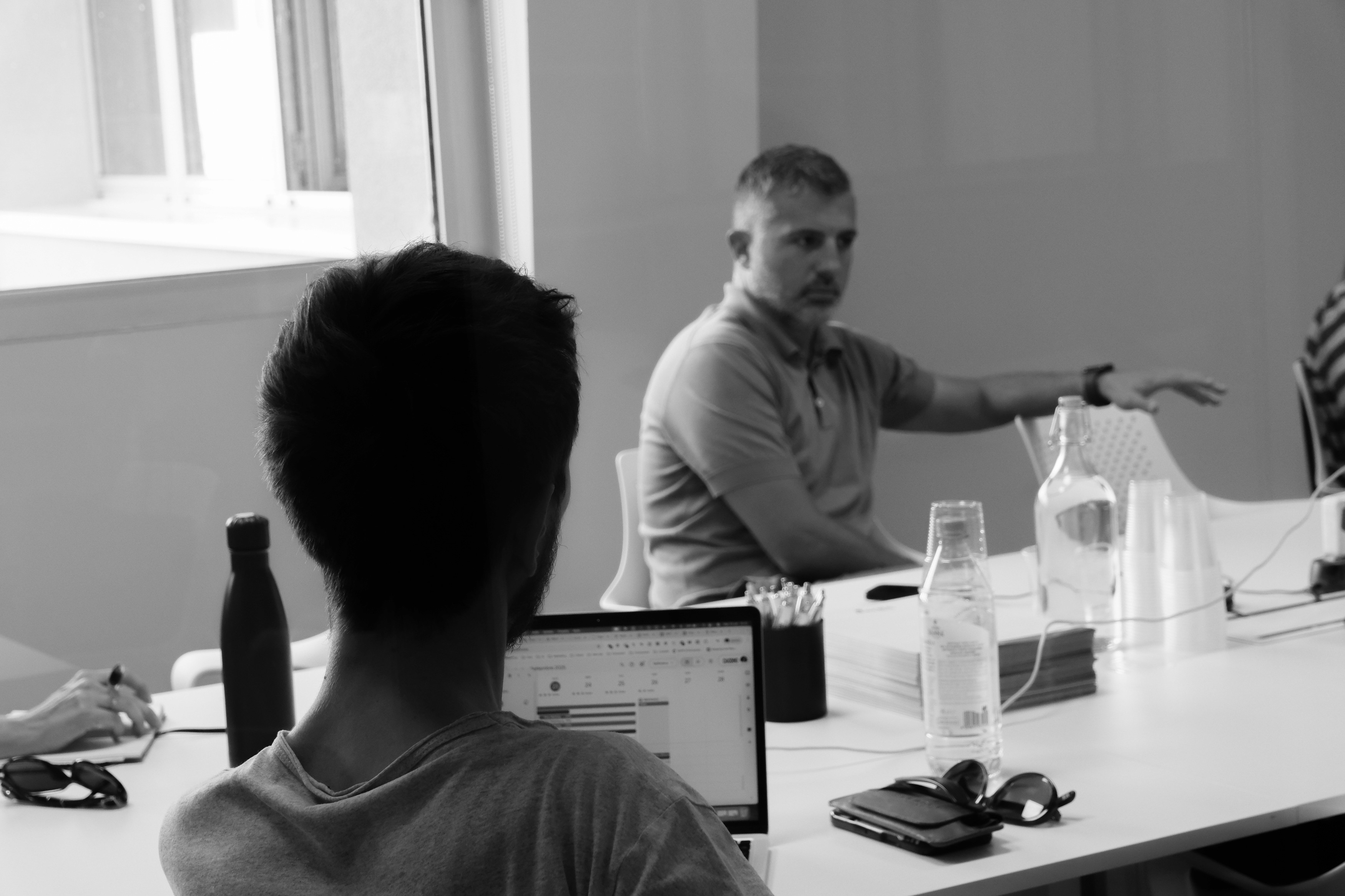 due persone che parlano sedute in ufficio