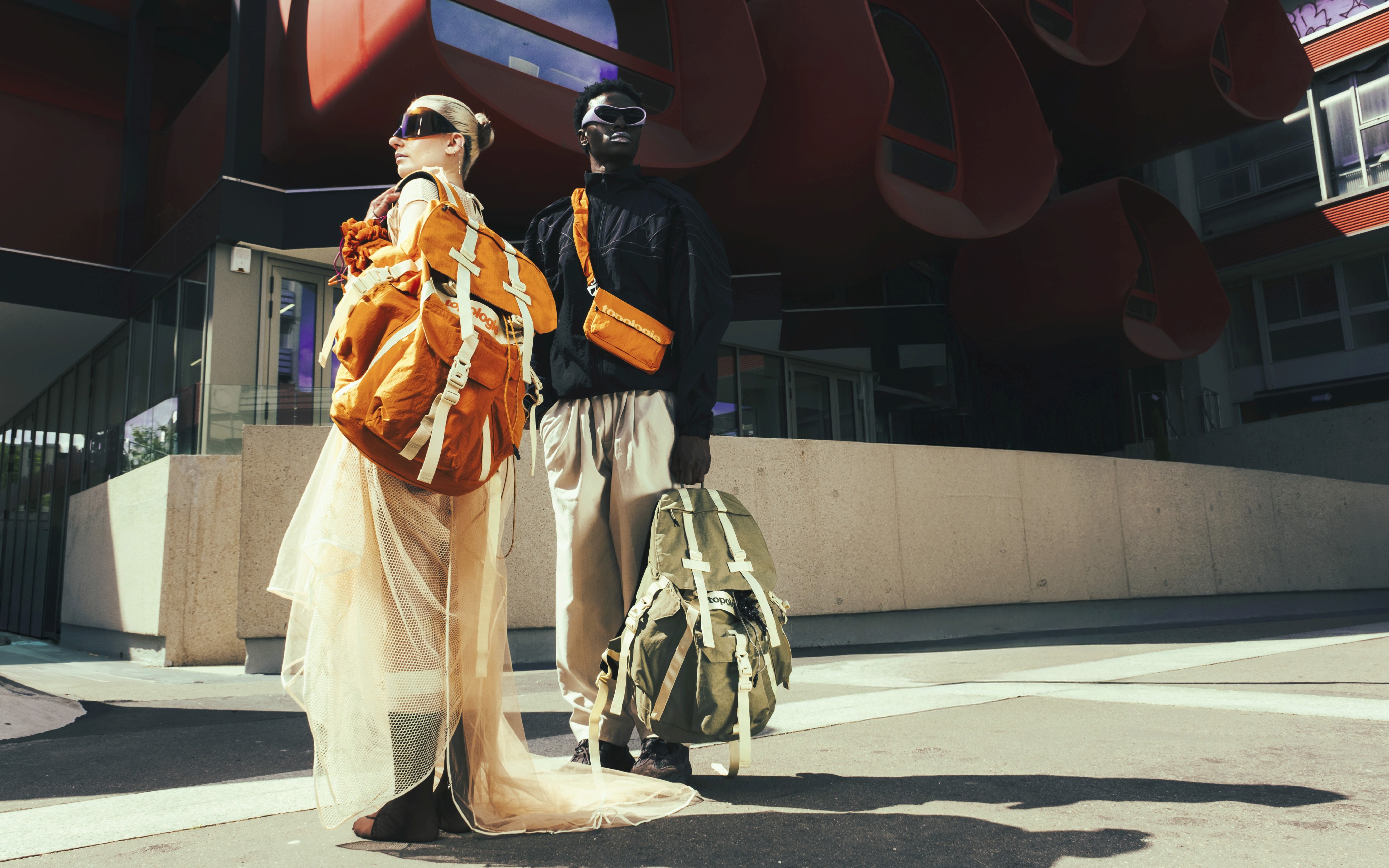 Un homme et une femme portent différents modèles de sacs Topologie