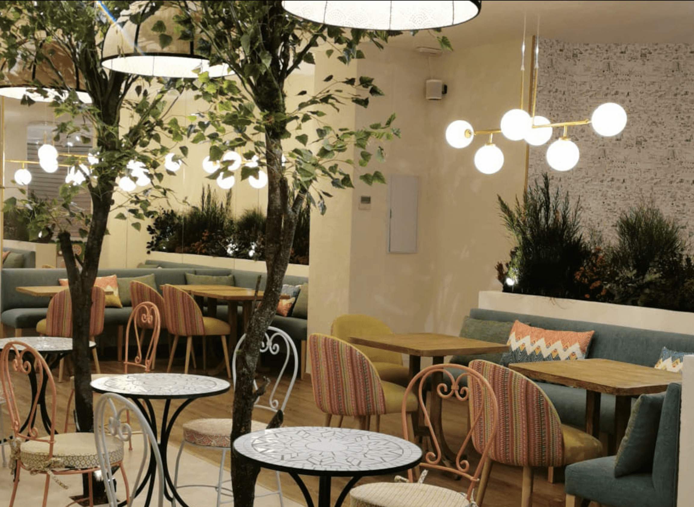 Diseño interior del restaurante Hatillo en el barrio de Las Rosas, ideal para cenas familiares y grupos en Madrid.