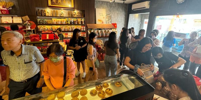 A queue at Qunkee Biscuit & Bakery, Ipoh