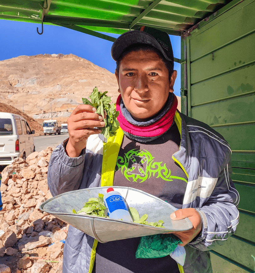 Avant d'entrer dans la mine, les mineurs achètent un grand sac de feuilles de coca