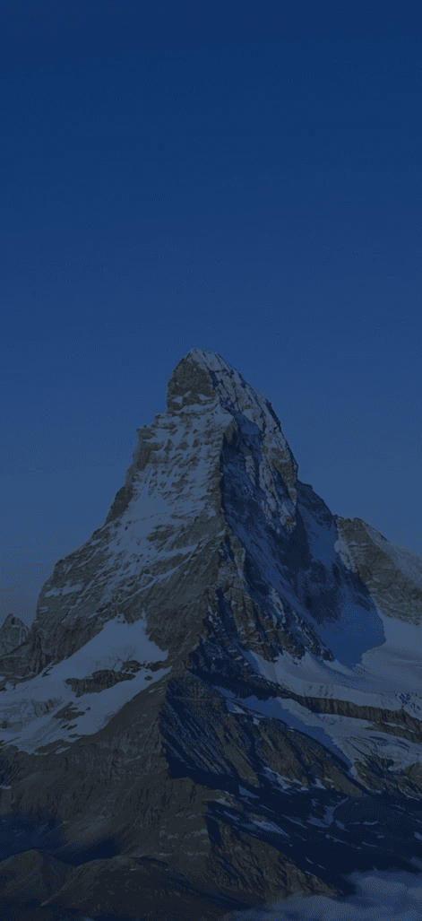 Vue aérienne du sommet enneigé et pyramidal du Cervin, s'élevant au-dessus d'une vaste mer de nuages duveteux au lever du soleil.