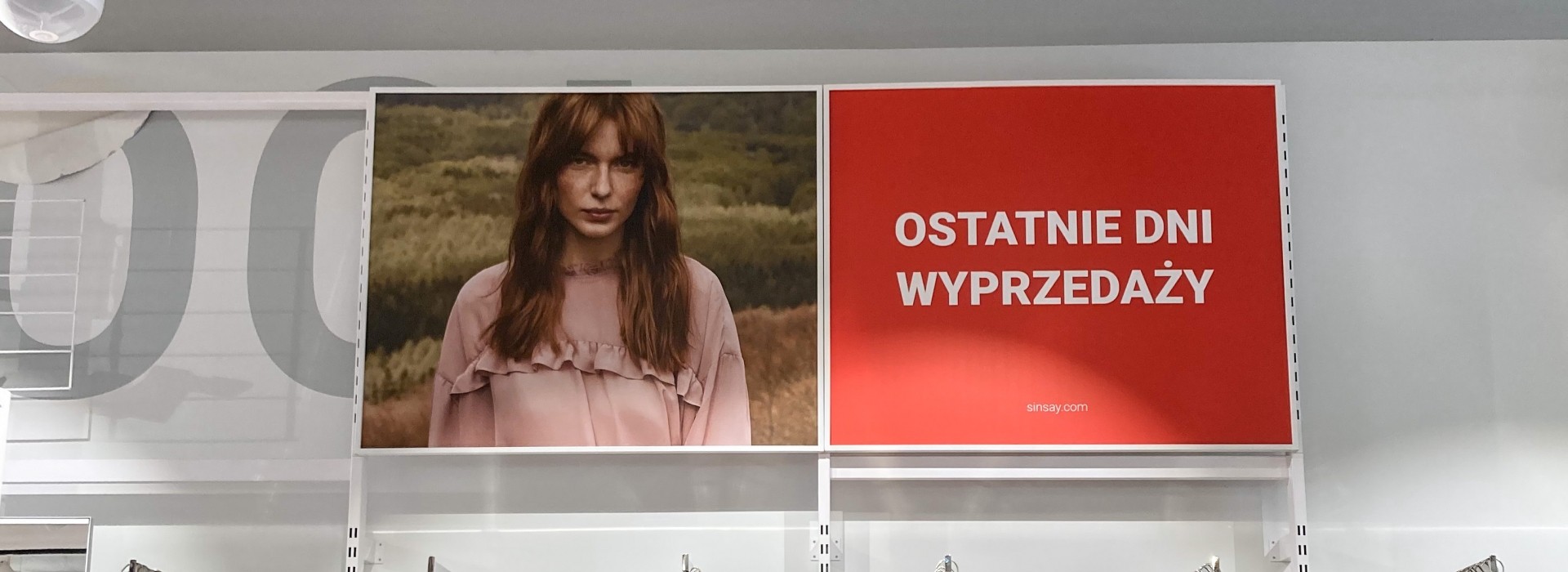 Elementy reklamowe w salonach Sinsay na sezon letni część 2