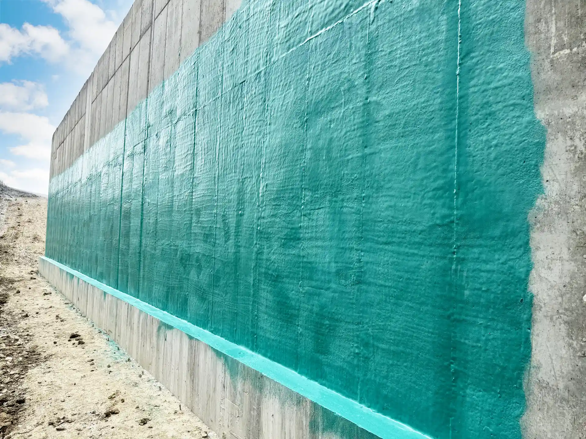 Un mur de fondation enduit de revêtement imperméabilisant Rub-R-Wall