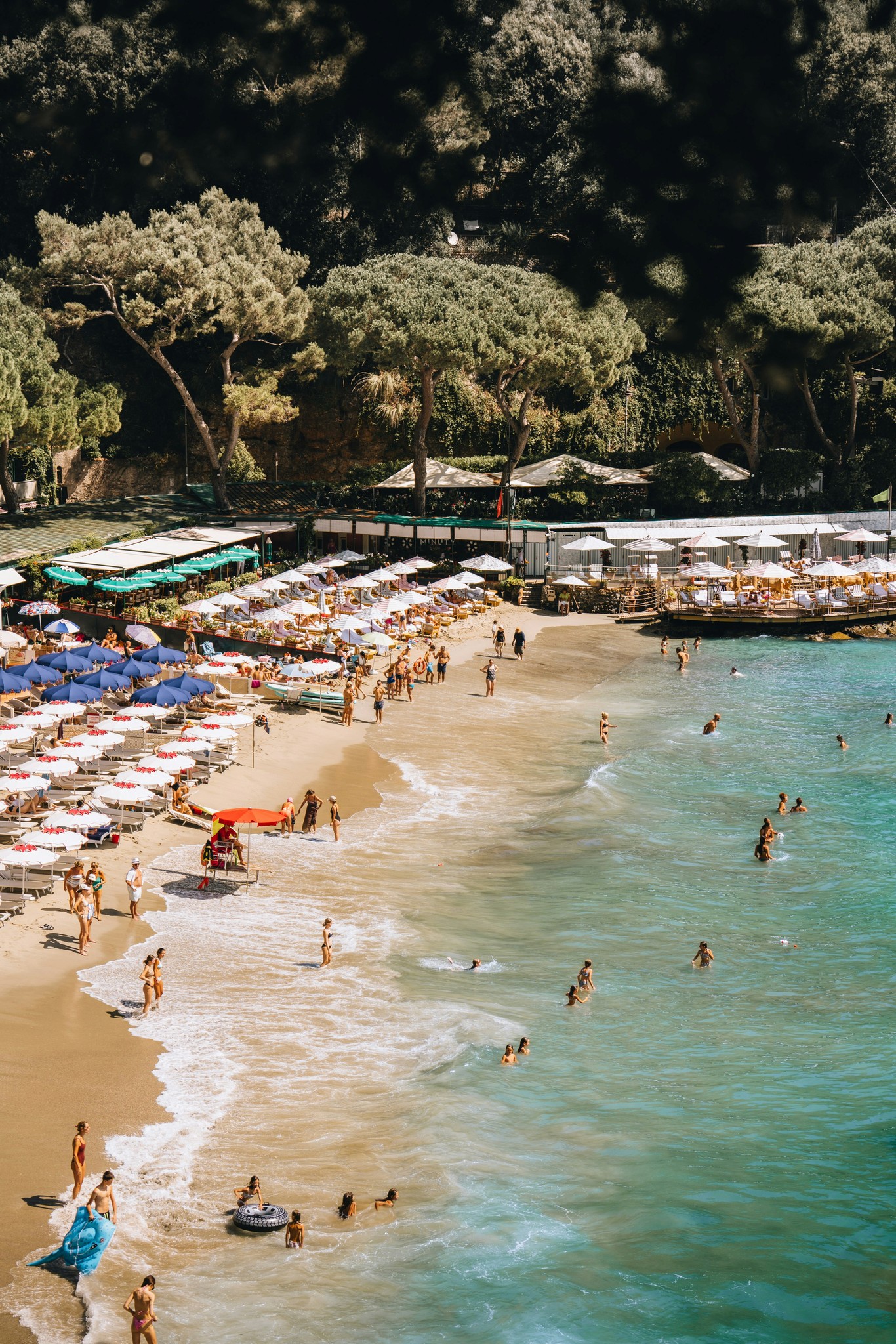 Visuel d'une plage tropicale pour le projet Désirs2Rêves : création d'un site web pour agence de voyage sur mesure.